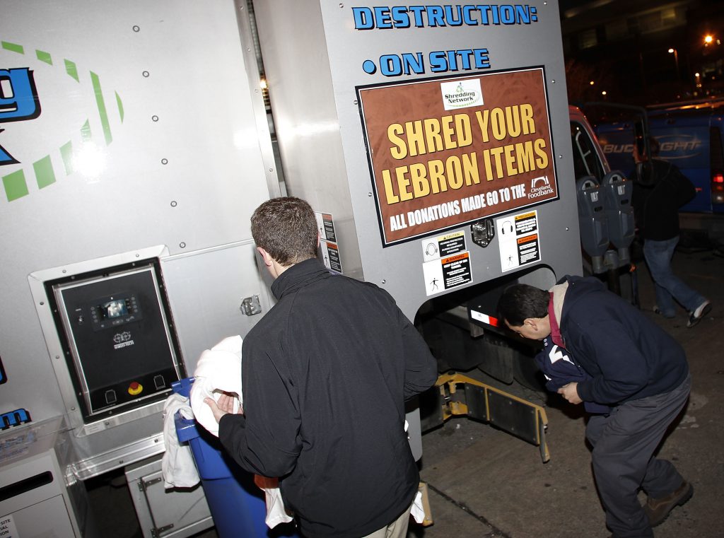 "Distruggete le vostre cose di LeBron". Cleveland, 2010 (Gregory Shamus/Getty Images)