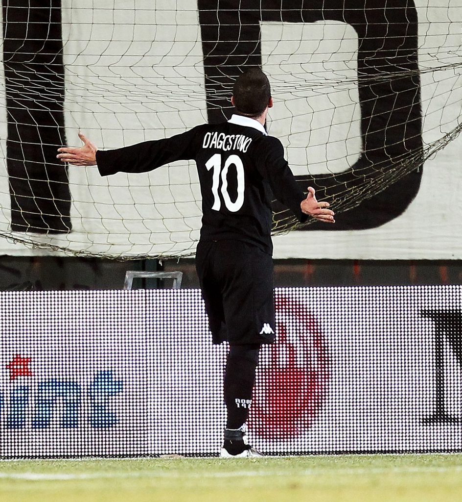 SIENA, ITALY - FEBRUARY 09: Gaetano D'Agostino of AC Siena celebrates after scoring a goal during the Tim Cup match between AC Siena and SSC Napoli at Artemio Franchi - Mps Arena Stadium on February 9, 2012 in Siena, Italy. (Photo by Gabriele Maltinti/Getty Images)