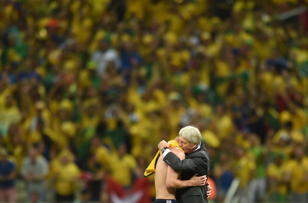 Jose Pekerman abbraccia James Rodriguez dopo la sconfitta contro il Brasile agli scorsi Mondiali. (Vanderlei Almeida/AFP/Getty Images)