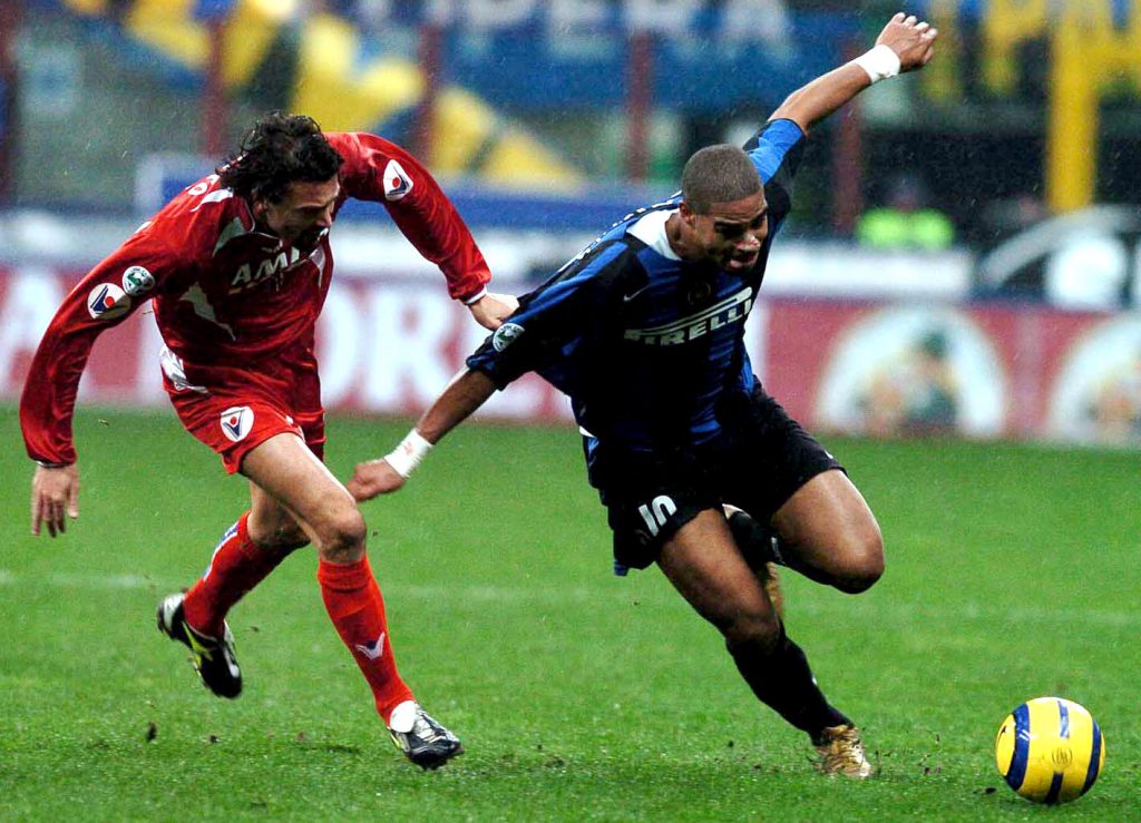 Di nuovo a Bologna, nel 2004. Binotto gioca soltanto 6 partite. Qui non riesce a trattenere il miglior Adriano di sempre (New Press/Getty Images)