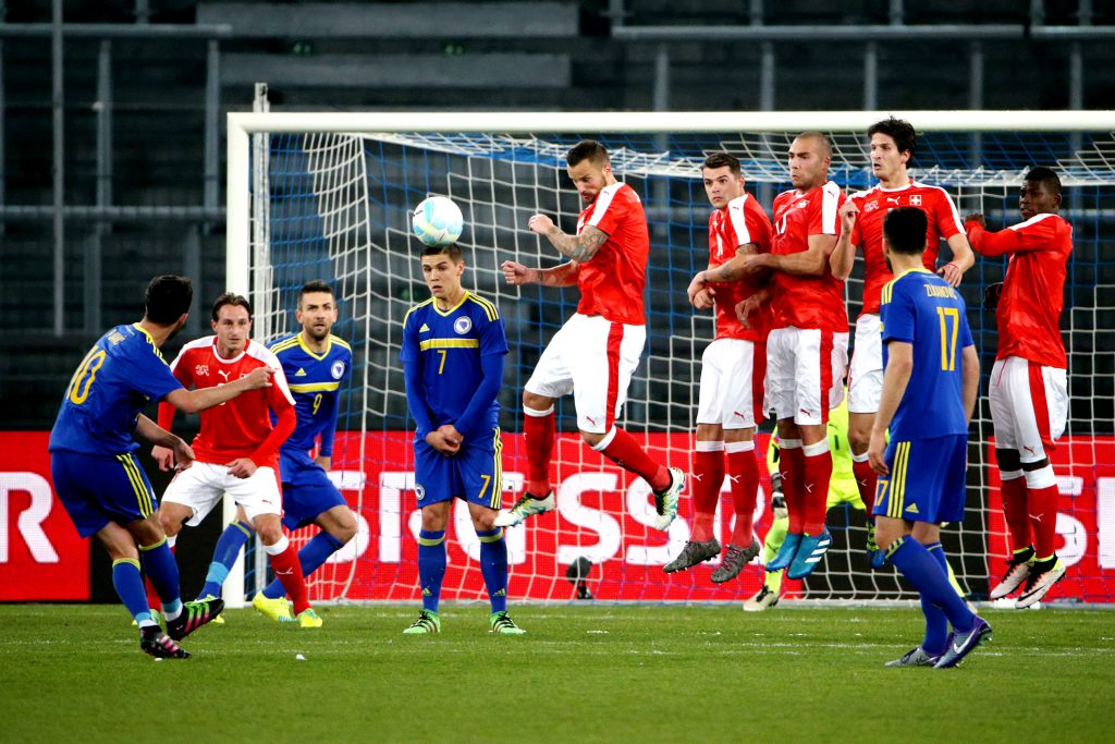 Il gol su punizione di Miralem Pjanic in Bosnia-Svizzera dello scorso marzo (Philipp Schmidli/Getty Images)