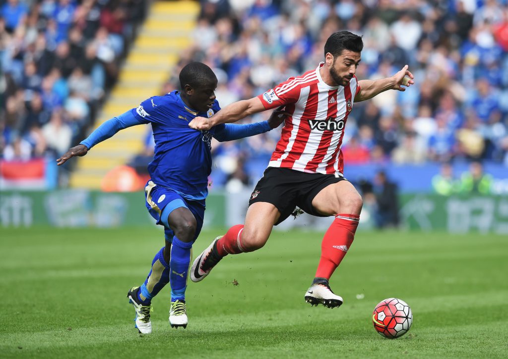 N'Golo Kanté prova a fermare Graziano Pellé in una gara di Premier dello scorso aprile (Michael Regan/Getty Images)