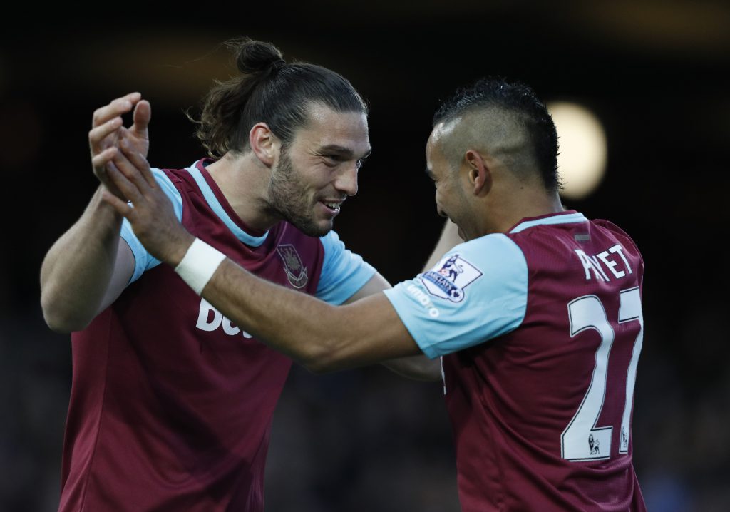 Dimitri Payet esulta con Andy Carroll, in maglia West Ham (Adrian Dennis/AFP/Getty Images)