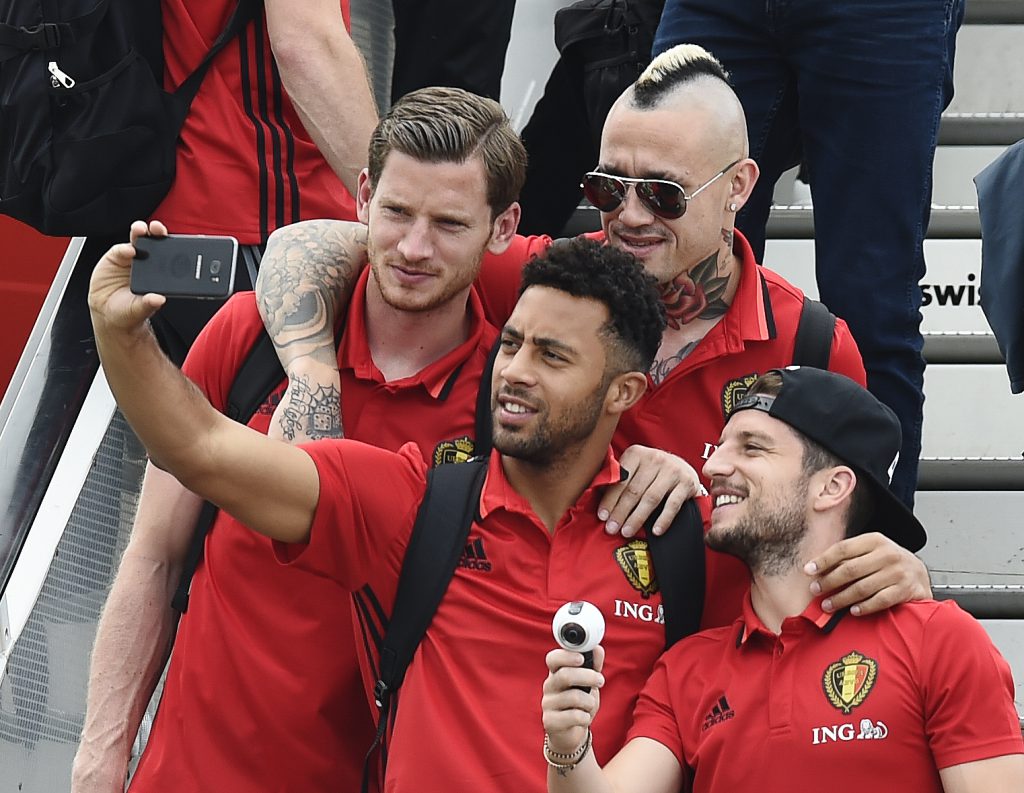 Jan Vertonghen, Moussa Dembele, Radja Nainggolan e Dries Mertens, alle prese con un selfie (John Thys/AFP/Getty Images)