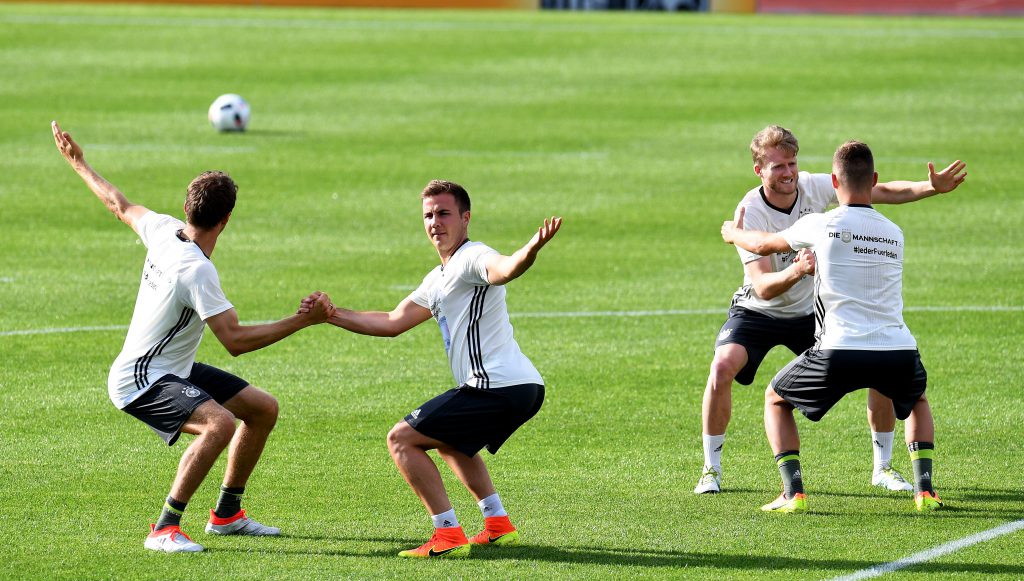 La Germania si allena in coppie (Patrik Stollarz/AFP/Getty Images)