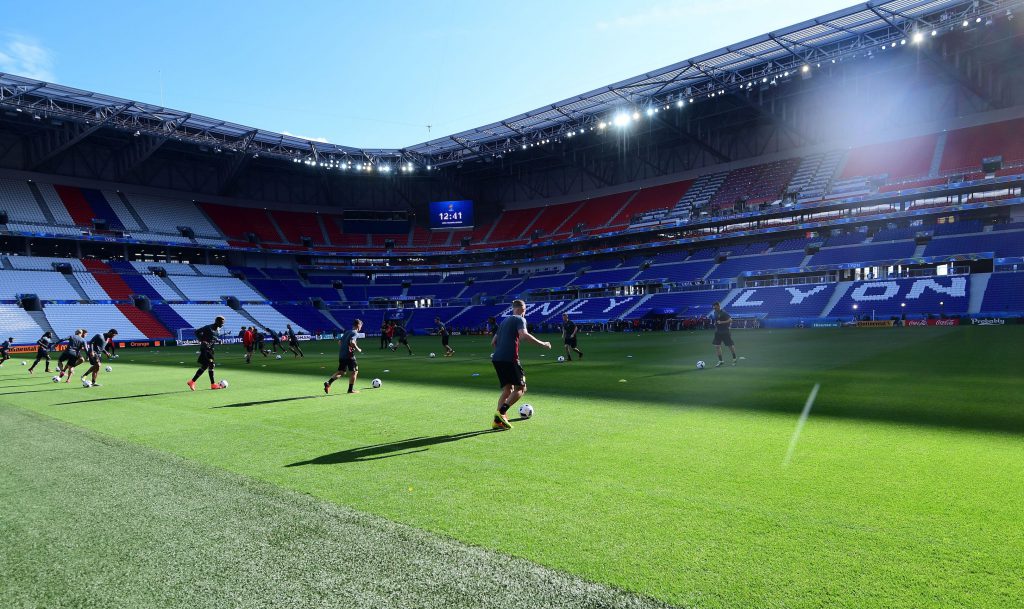 Belgium's players attend a training session at the Stade de Lyon on June 12, 2016 on the eve of their opening match against Italy for the EURO 2016 football tournamnet. / AFP / EMMANUEL DUNAND (Photo credit should read EMMANUEL DUNAND/AFP/Getty Images)