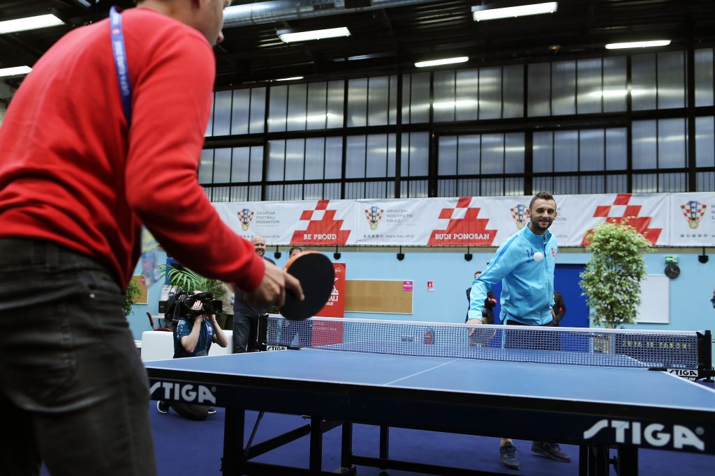 Marcelo Brozovic gioca a ping pong (Charly Triballeau/Afp/Getty Images)