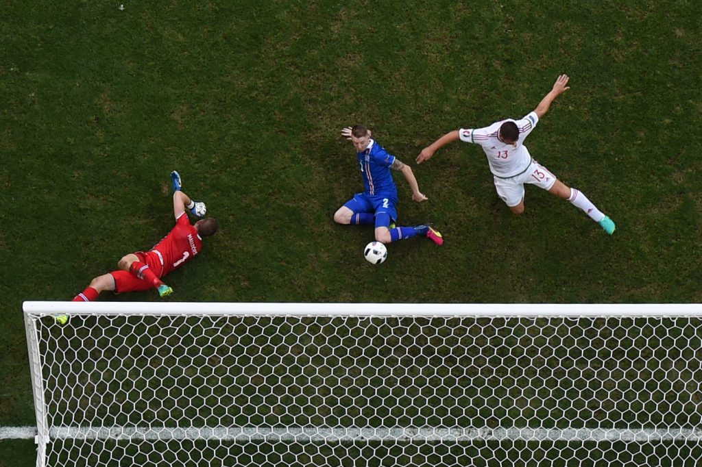 L'autogol di Birkir Saevarsson in Islanda-Ungheria (Attila Kisbenedek/AFP/Getty Images)