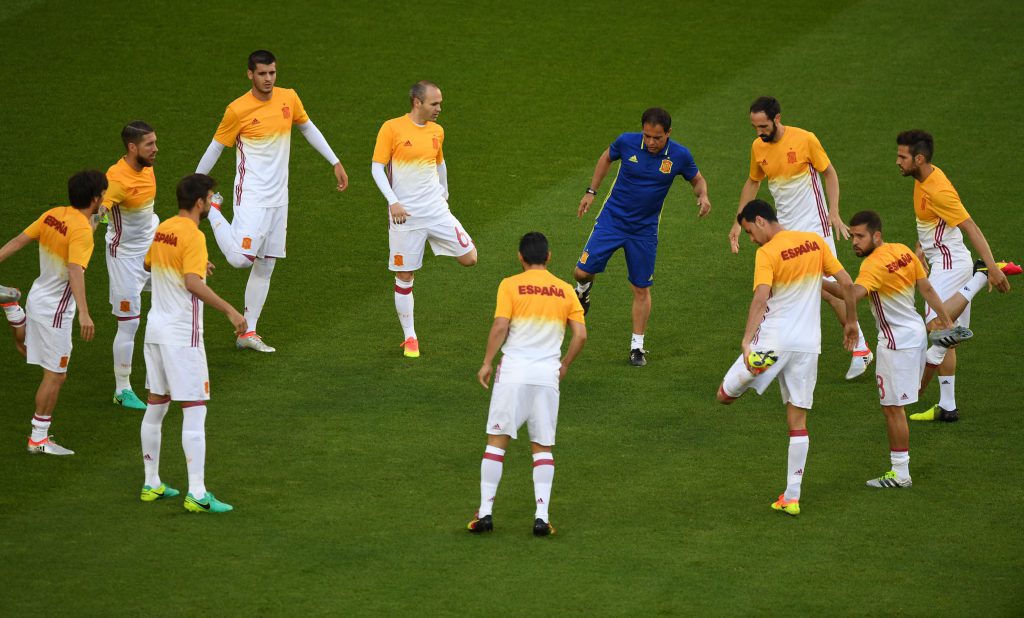 Spain's players warm up before the Euro 2016 group D football match between Croatia and Spain at at the Matmut Atlantique stadium in Bordeaux on June 21, 2016. / AFP / MEHDI FEDOUACH (Photo credit should read MEHDI FEDOUACH/AFP/Getty Images)