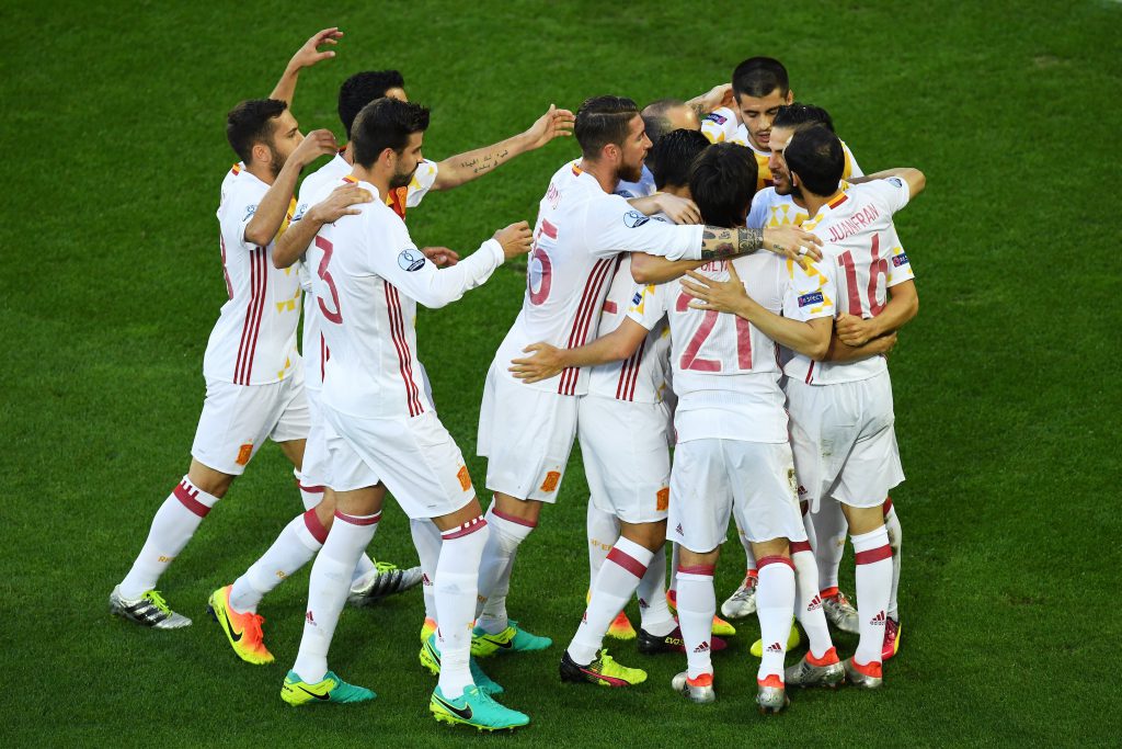 BORDEAUX, FRANCE - JUNE 21: Spain players celebrate their team's first goal during the UEFA EURO 2016 Group D match between Croatia and Spain at Stade Matmut Atlantique on June 21, 2016 in Bordeaux, France. (Photo by Dennis Grombkowski/Getty Images)