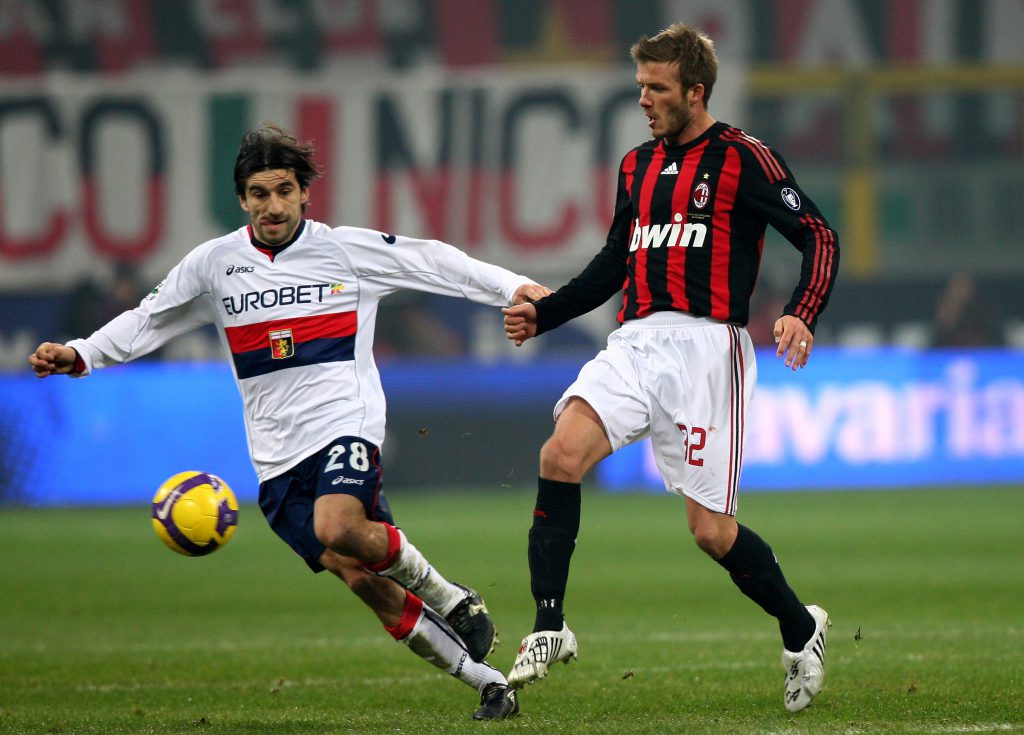 Juric, da giocatore, contrasta David Beckham in Milan-Genoa del gennaio 2009 (Vittorio Zunino Celotto/Getty Images)