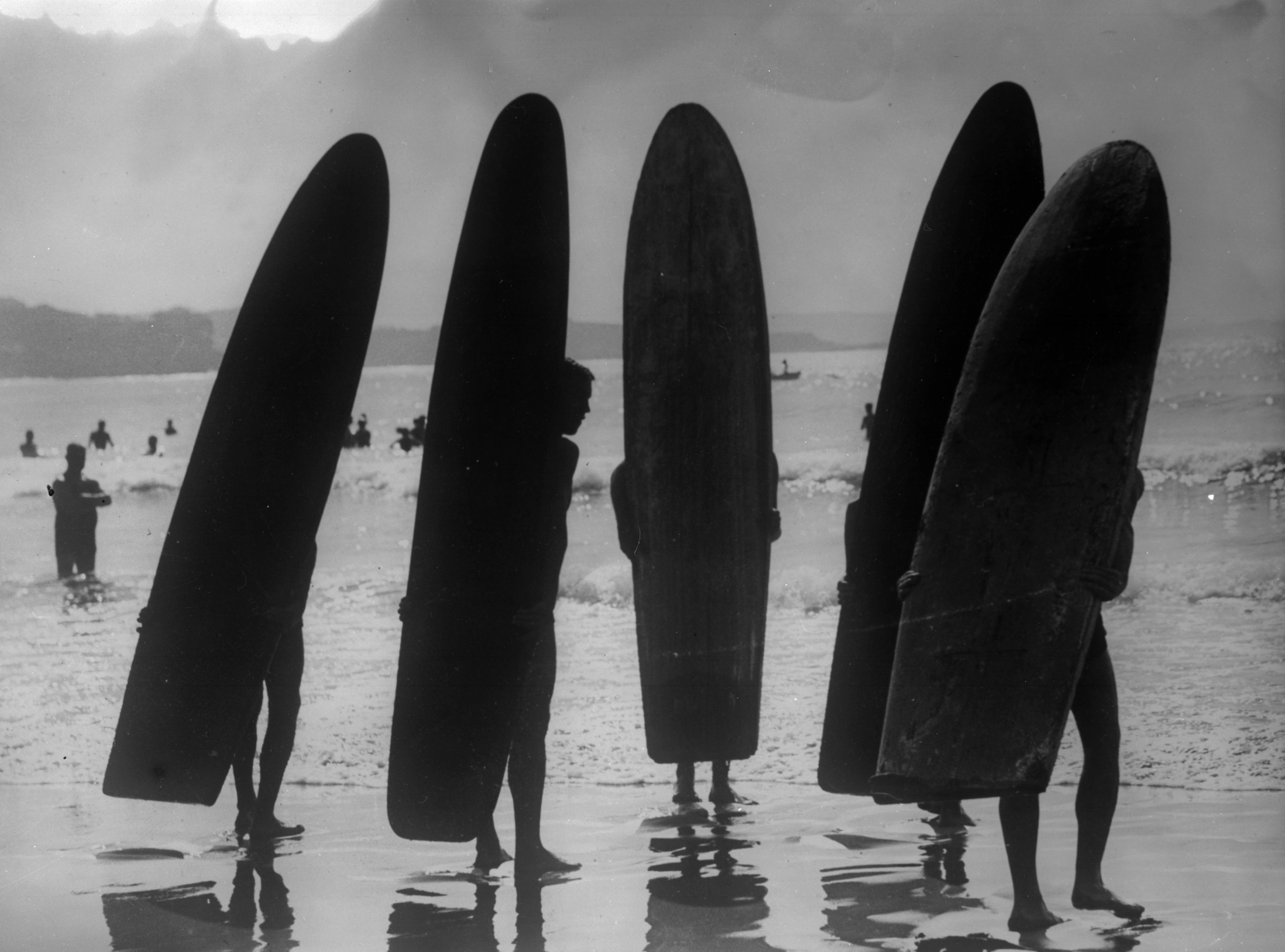 22nd June 1930: A group of surfers on a beach in Sydney, Australia. (Photo by Fox Photos/Getty Images)