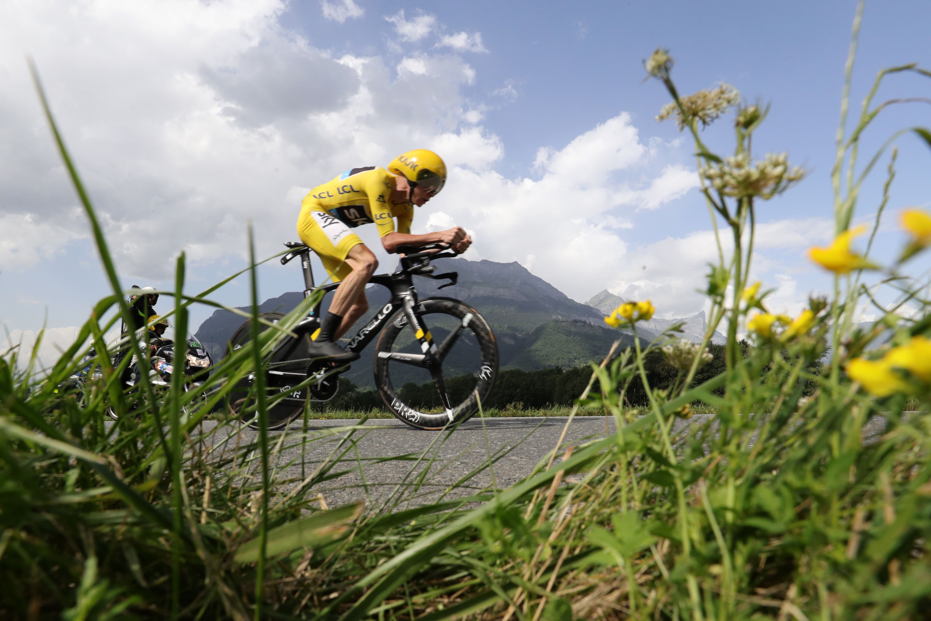 TOPSHOT - Great Britain's Christopher Froome, wearing the overall leader's yellow jersey, rides during the 17 km individual time-trial, the eighteenth stage of the 103rd edition of the Tour de France cycling race on July 21, 2016 between Sallanches and Megeve, French Alps. / AFP / KENZO TRIBOUILLARD (Photo credit should read KENZO TRIBOUILLARD/AFP/Getty Images)