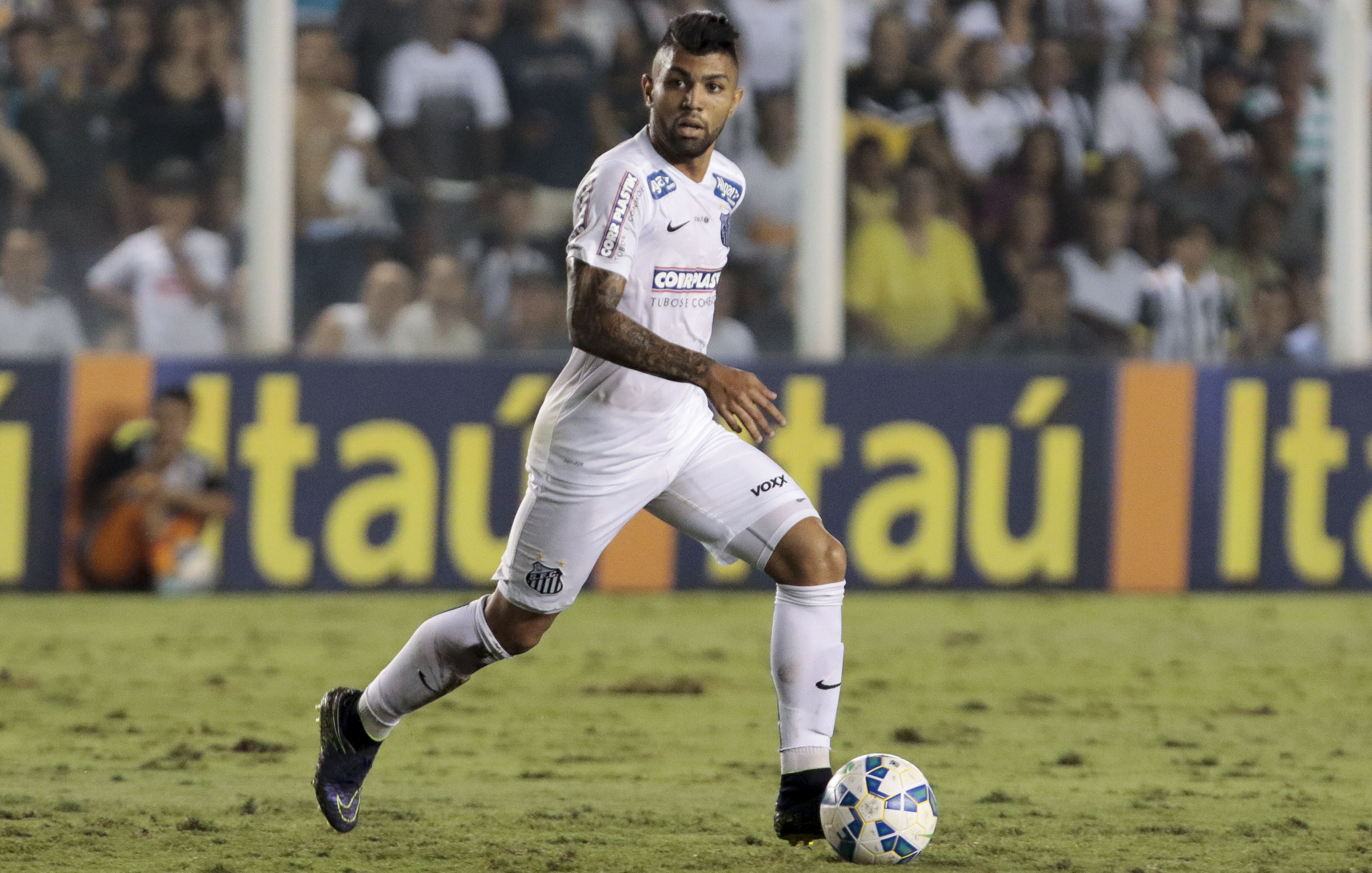 SANTOS, BRAZIL - NOVEMBER 19: Gabriel of Santos runs with the ball during a match between Santos v Flamengo of Brasileirao Series A 2015 at Vila Belmiro Stadium on November 19, 2015 in Santos, Sao Paulo, Brazil. (Photo by Miguel Schincariol/Getty Images)