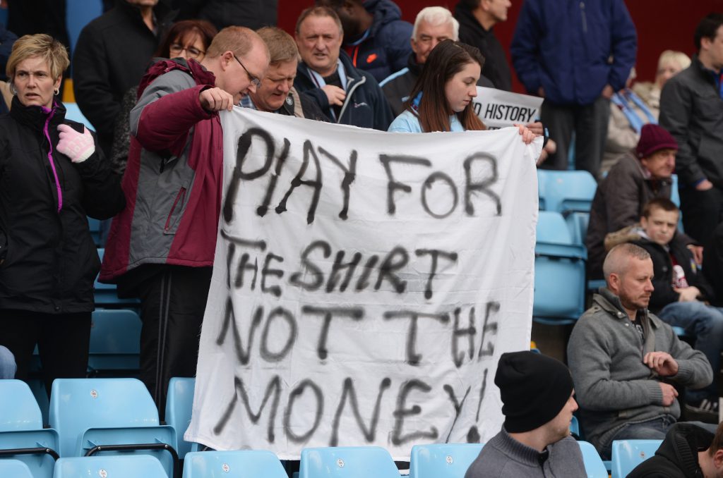 BIRMINGHAM, ENGLAND - APRIL 23: Supporters of Aston Villa hold up a message reading "play for thr shirt, not the money!" during the Barclays Premier League match between Aston Villa and Southampton at Villa Park on April 23, 2016 in Birmingham, United Kingdom. (Photo by Gareth Copley/Getty Images)