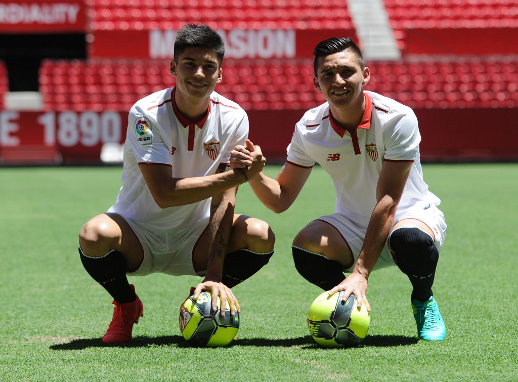 Sevilla's Argentinian midfielders Matias Kranevitter (R) and Joaquin Correa pose on the pitch during their official presentation at the Ramon Sanchez Pizjuan stadium in Sevilla on July 12, 2016. / AFP / CRISTINA QUICLER (Photo credit should read CRISTINA QUICLER/AFP/Getty Images)