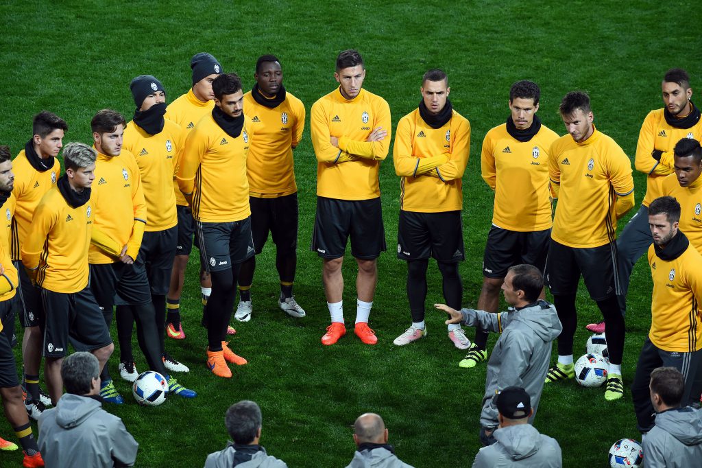 Juventus' Italian manager Massimiliano Allegri (C) gives instructions to players during a football training session in Melbourne on July 22, 2016. / AFP / SAEED KHAN / IMAGE RESTRICTED TO EDITORIAL USE - STRICTLY NO COMMERCIAL USE (Photo credit should read SAEED KHAN/AFP/Getty Images)