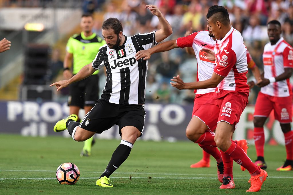 MODENA, ITALY - AUGUST 13: Gonzalo Higuain (L) of FC Juventus in action against Oscar Duarte of Espanyol during the Pre-Season Friendly match between FC Juventus and Espanyol at Alberto Braglia Stadium on August 13, 2016 in Modena, Italy. (Photo by Valerio Pennicino/Getty Images)