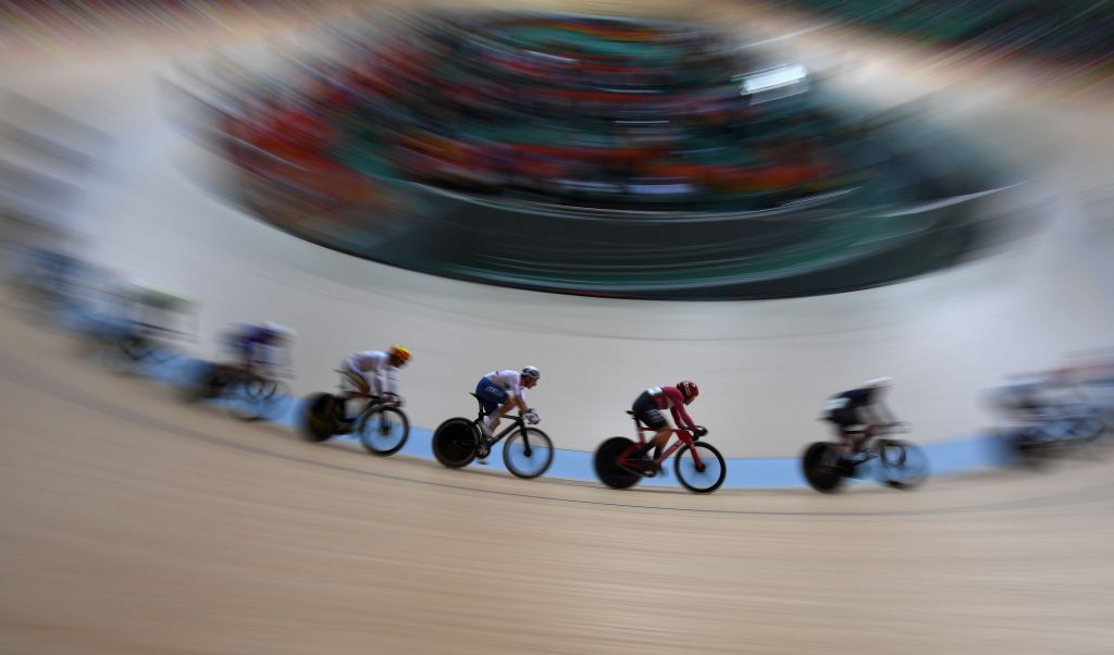 Italy's Elia Viviani (C) competes in the Men's Omnium Points race track cycling event at the Velodrome during the Rio 2016 Olympic Games in Rio de Janeiro on August 15, 2016. / AFP / Greg BAKER (Photo credit should read GREG BAKER/AFP/Getty Images)