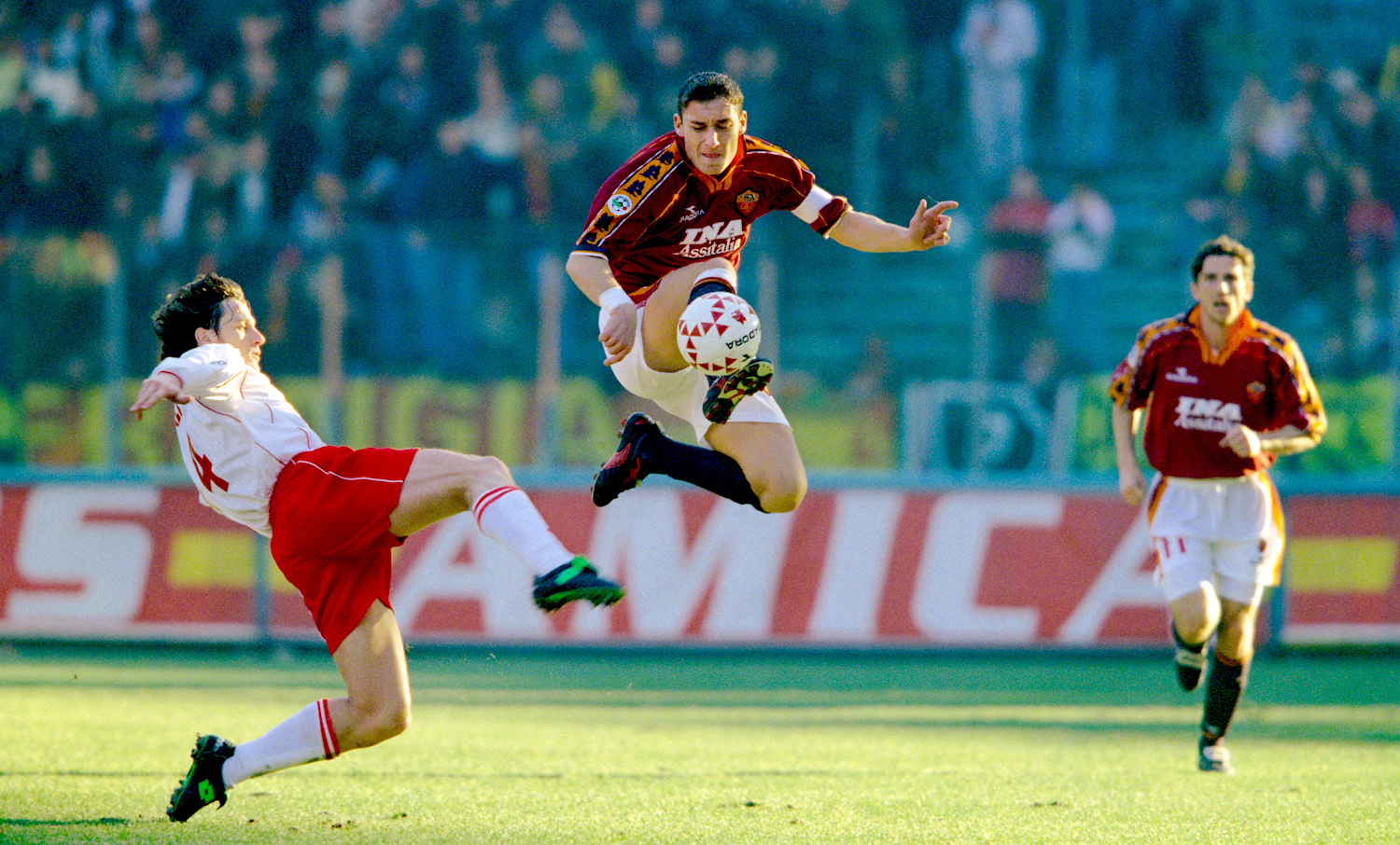 ROME, ITALY - JANUARY 03: Roma player Francesco Totti (c) in action during an Italian Serie A match between AS Roma and Piacenza on January 3, 1999 in Rome, Italy. (Photo by Allsport/Getty Images)