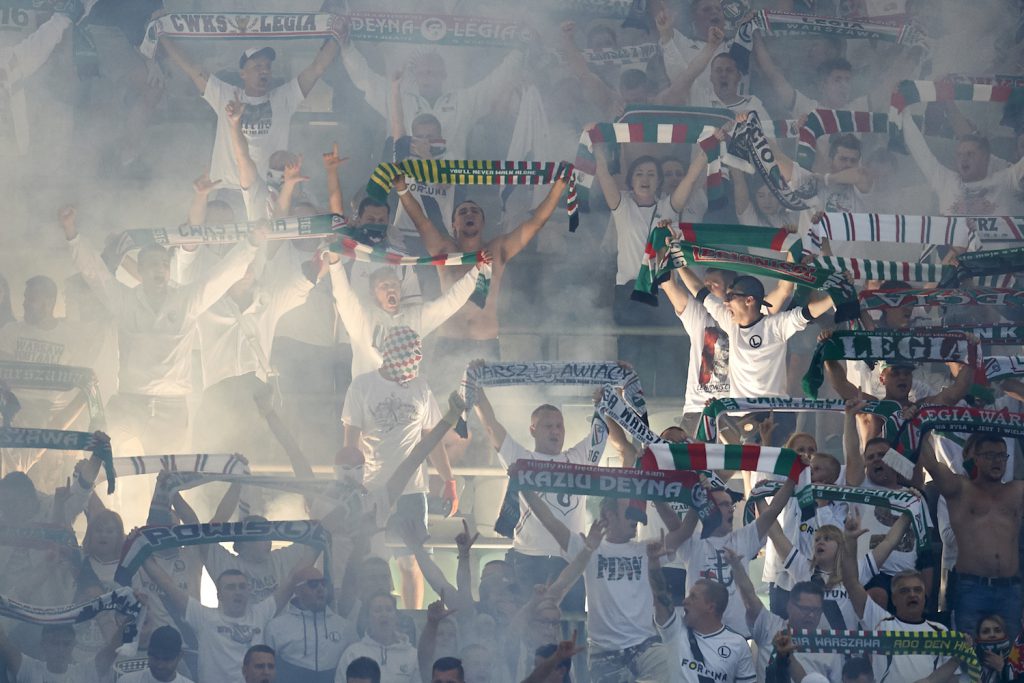 WARSAW, POLAND - AUGUST 23: Supporters of Legia Warsaw sing during Legia Warsaw v Dundalk FC - UEFA Champions League Play Off 2nd Leg at the Wojsko Polskie Stadium on August 23, 2016 in Warsaw, Poland. (Photo by Adam Nurkiewicz/Getty Images)