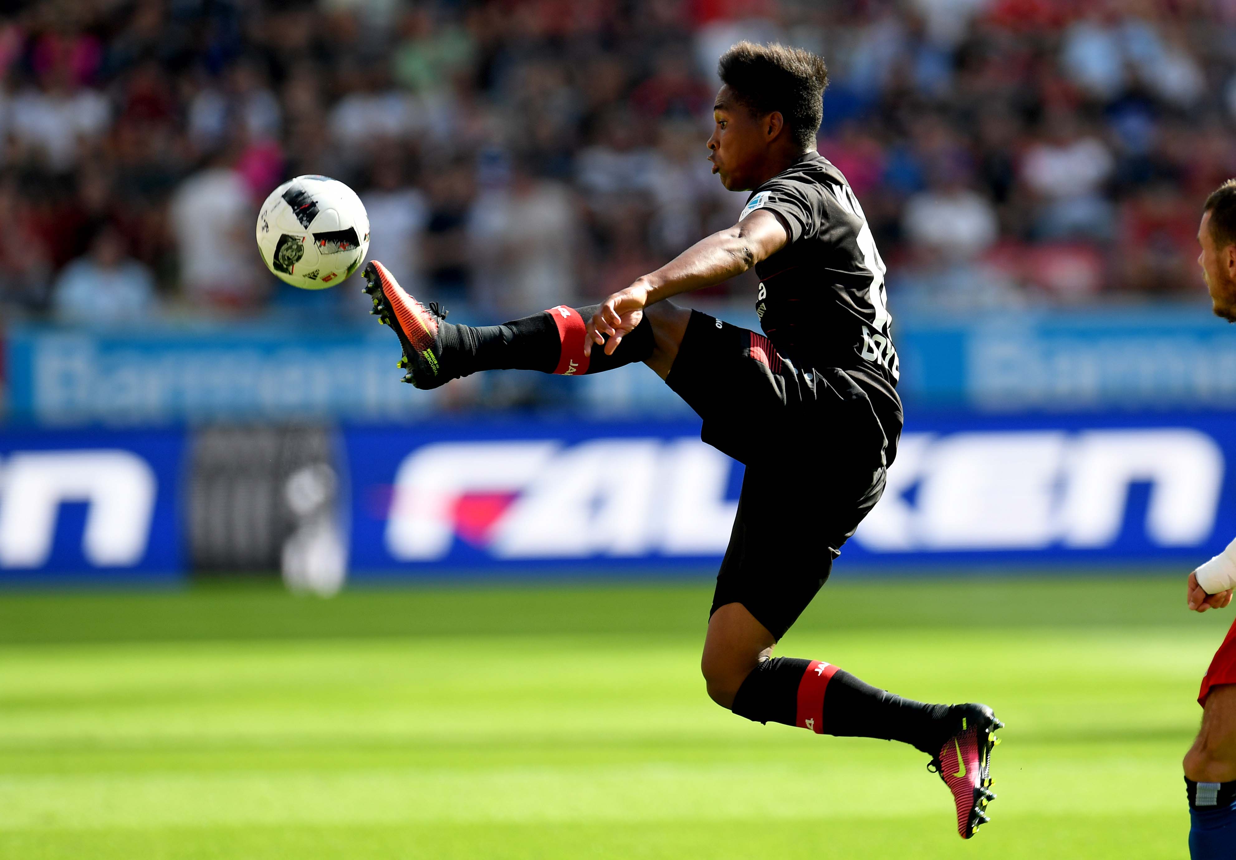 Leverkusen's Brazilian defender Wendell plays the ball during German first division Bundesliga football match between Bayer 04 Leverkusen and Hamburger SV in the Bay Arena in Leverkusen, western Germany on September 10, 2016. / AFP / PATRIK STOLLARZ / RESTRICTIONS: DURING MATCH TIME: DFL RULES TO LIMIT THE ONLINE USAGE TO 15 PICTURES PER MATCH AND FORBID IMAGE SEQUENCES TO SIMULATE VIDEO. == RESTRICTED TO EDITORIAL USE == FOR FURTHER QUERIES PLEASE CONTACT DFL DIRECTLY AT + 49 69 650050 (Photo credit should read PATRIK STOLLARZ/AFP/Getty Images)