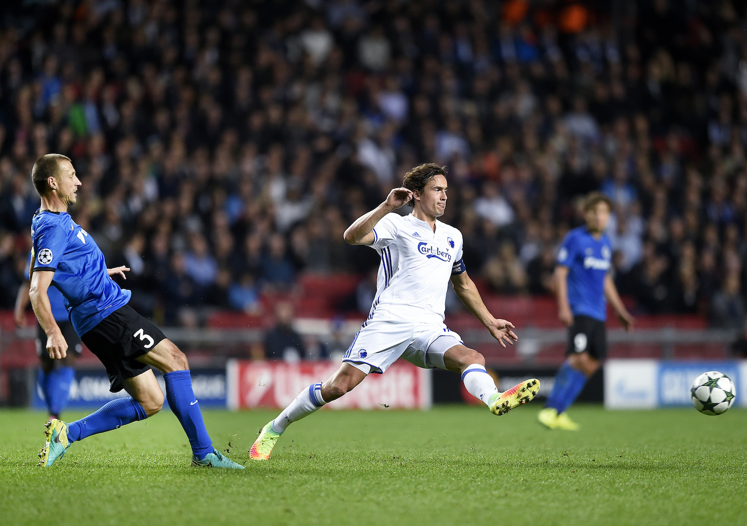 Club Brugge's Timmy Siomns (L) and FC's Thomas Delaney in action during their UEFA Champions League football match between FC Copenhagen v Club Brugge KV at the Telia Parken stadium in Copenhagen on September 27, 2016. / AFP / SCANPIX DENMARK / Liselotte Sabroe / Denmark OUT (Photo credit should read LISELOTTE SABROE/AFP/Getty Images)