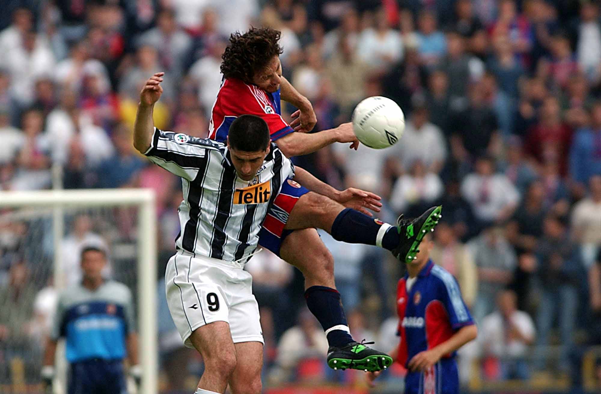 05 May 2001: Renato Olive of Bologna and Sosa of Udinese in action during the Serie A 29th Round League match between Bologna and Udinese played at the Renato Dall''Ara Stadium Bologna. DIGITAL CAMERA Mandatory Credit: Grazia Neri/ALLSPORT