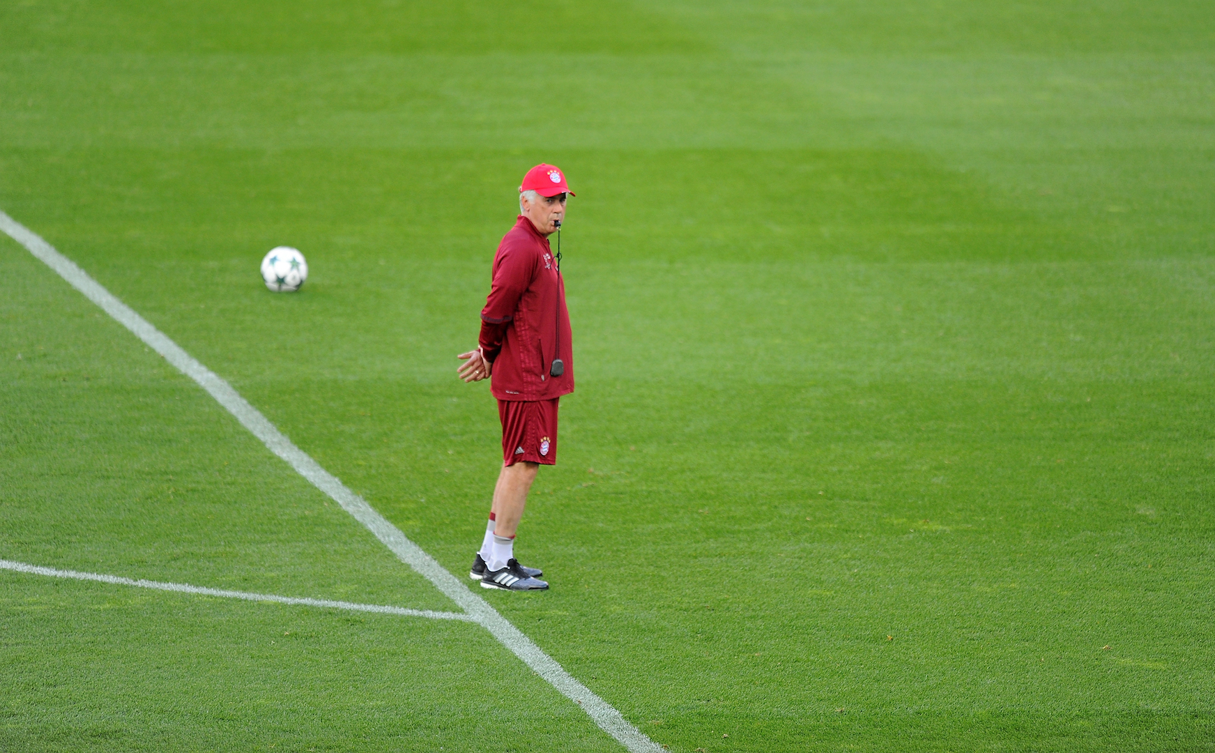 MADRID, SPAIN - SEPTEMBER 27: Manager Carlo Ancelotti of FC Bayern Muenchen looks on during a team training session at Vicente Calderon Stadium ahead of the UEFA Champions League Group D match between Club Atletico de Madrid and FC Bayern Muenchen on September 27, 2016 in Madrid, Spain. (Photo by Denis Doyle/Getty Images)