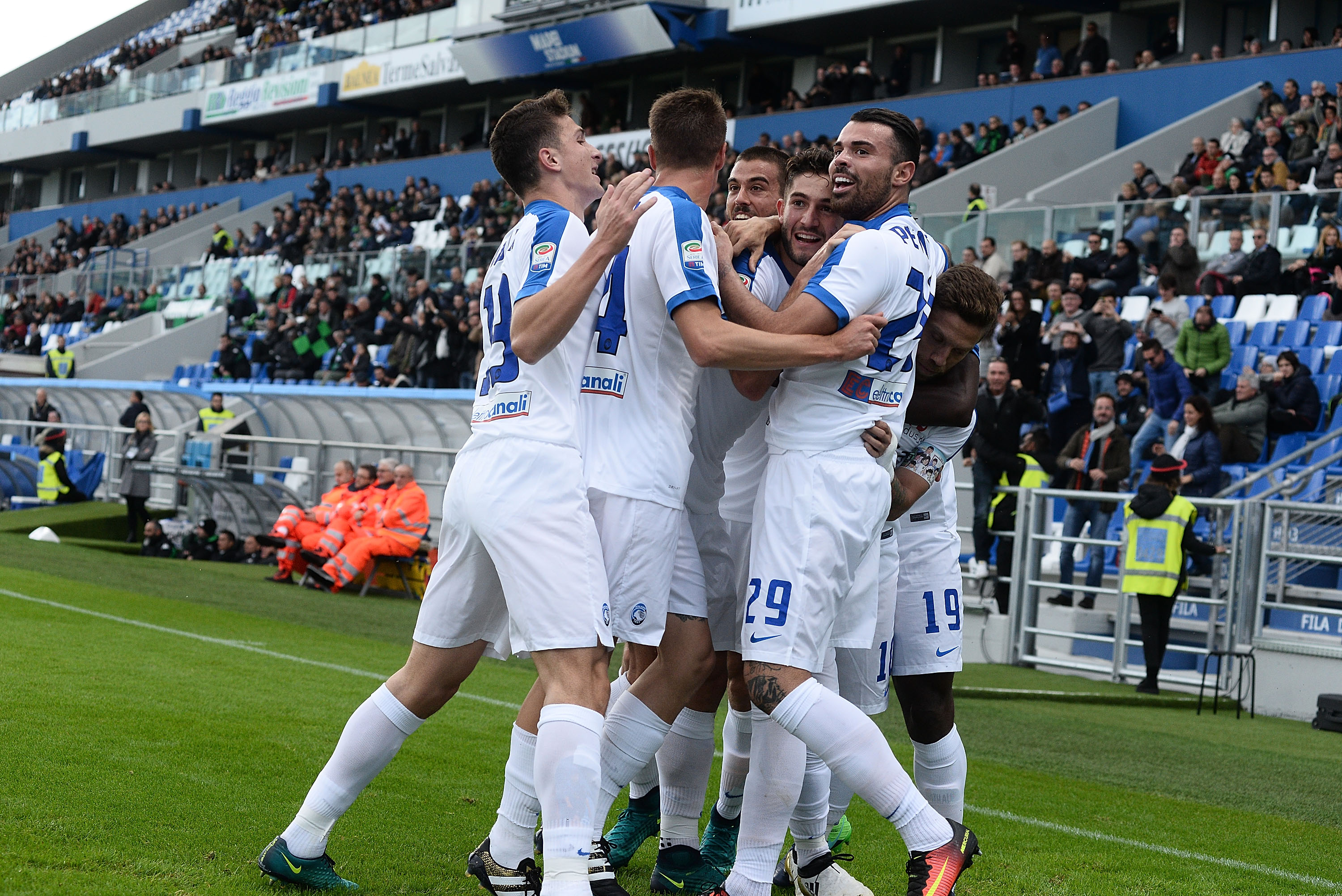 REGGIO NELL'EMILIA, ITALY - NOVEMBER 06: Alejandro Gomez of Atalanta BC celebrates after scoring the opening goal during the Serie A match between US Sassuolo and Atalanta BC at Mapei Stadium - Citta' del Tricolore on November 6, 2016 in Reggio nell'Emilia, Italy. (Photo by Mario Carlini / Iguana Press/Getty Images)