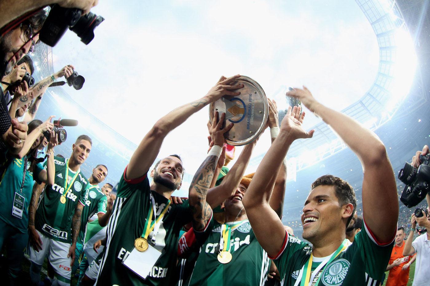 SAO PAULO, BRAZIL - NOVEMBER 27: The team of Palmeiras celebrates with the trophy after winning the match between Palmeiras and Chapecoense for the Brazilian Series A 2016 at Allianz Parque on November 27, 2016 in Sao Paulo, Brazil. (Photo by Friedemann Vogel/Getty Images)