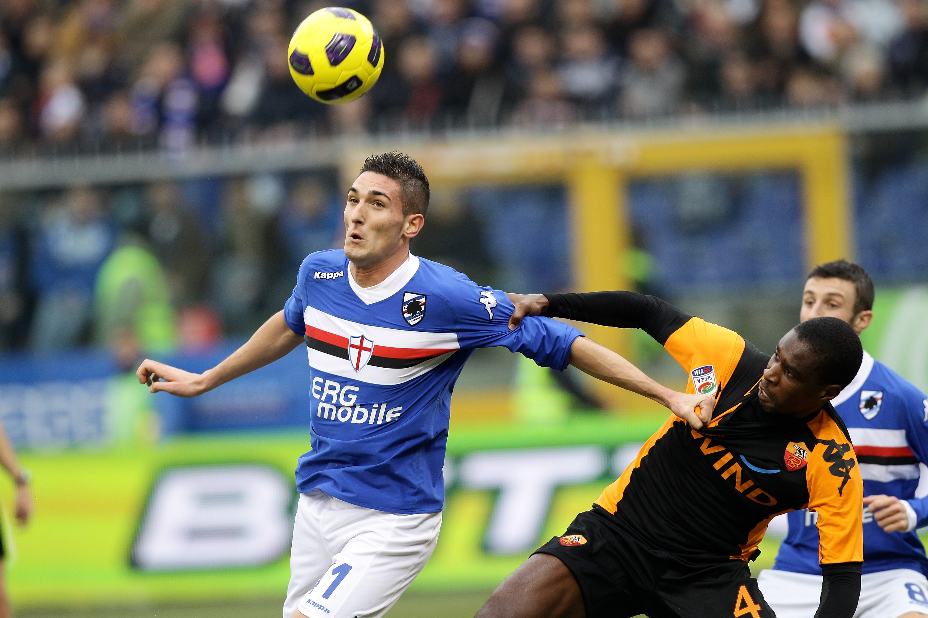 GENOA, ITALY - JANUARY 09: Federico Macheda of UC Sampdoria (L) and Juan Silveira Dos Santos of AS Roma compete for the ball during the Serie A match between Sampdoria and Roma at Stadio Luigi Ferraris on January 9, 2011 in Genoa, Italy. (Photo by Vittorio Zunino Celotto/Getty Images)