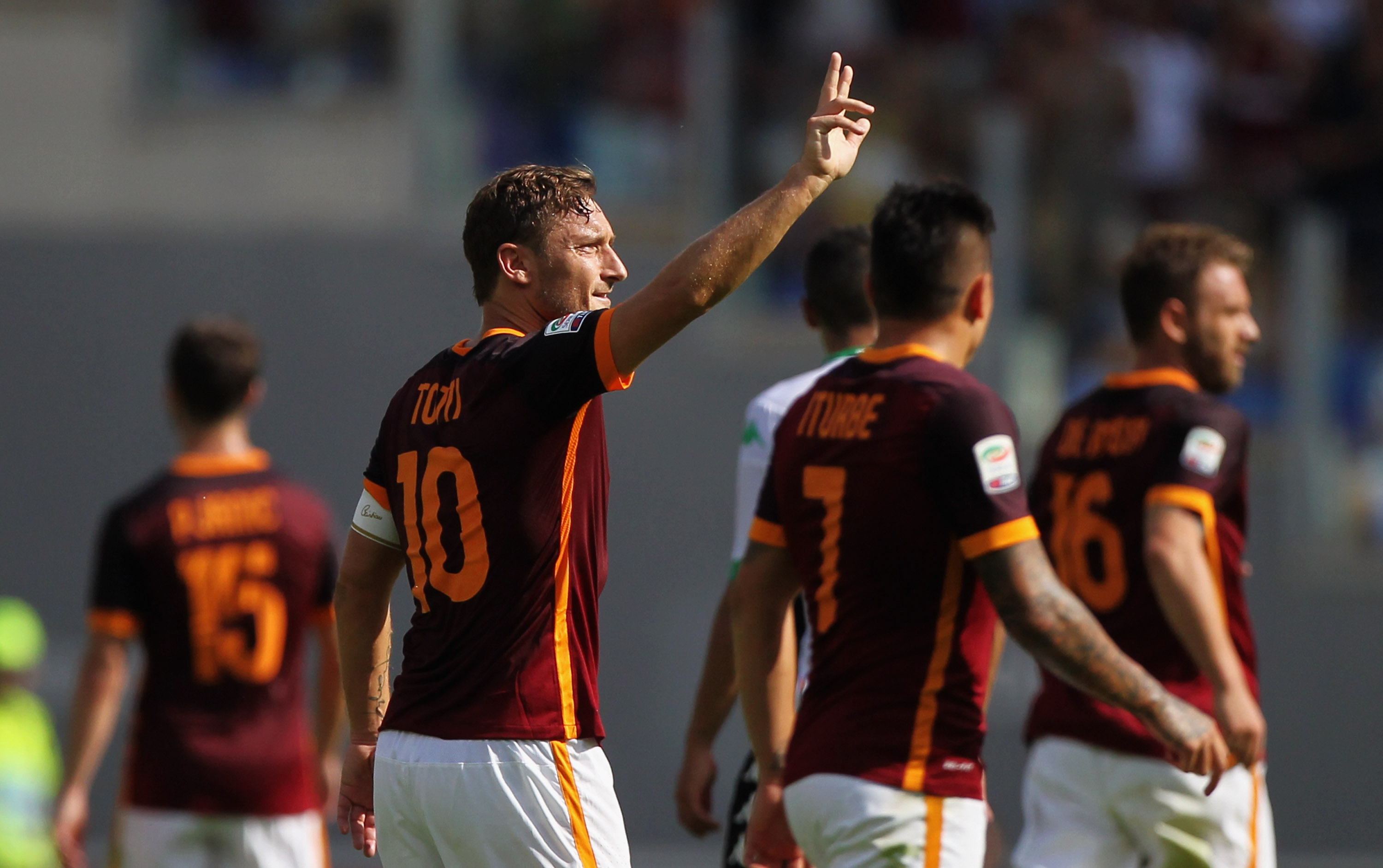 ROME, ITALY - SEPTEMBER 20: Francesco Totti celebrates with his teammates of AS Roma celebrates after scoring their first goal during the Serie A match between AS Roma and US Sassuolo Calcio at Stadio Olimpico on September 20, 2015 in Rome, Italy. (Photo by Paolo Bruno/Getty Images)