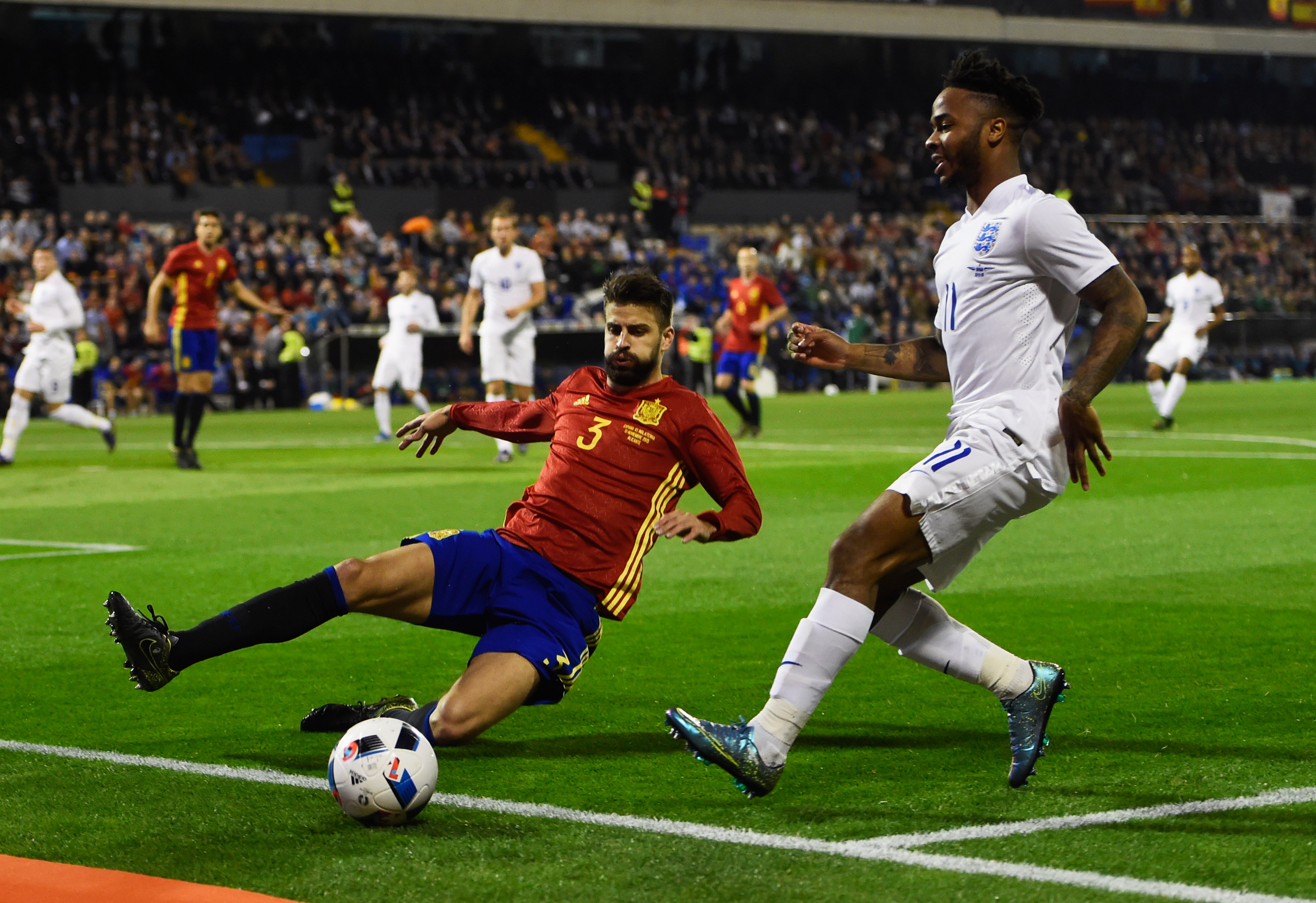 ALICANTE, SPAIN - NOVEMBER 13: Raheem Sterling of England is faced by Gerard Pique of Spain during the international friendly match between Spain and England at Jose Rico Perez Stadium on November 13, 2015 in Alicante, Spain. (Photo by Mike Hewitt/Getty Images)