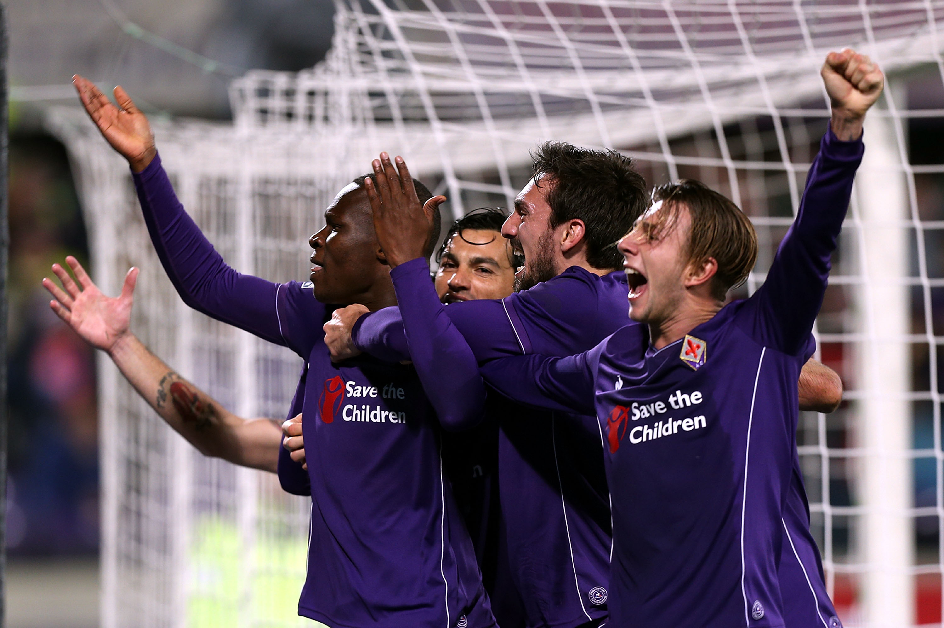 FLORENCE, ITALY - FEBRUARY 14: Khouma Babacar of ACF Fiorentina celebrates after scoring a goal during the Serie A match between ACF Fiorentina and FC Internazionale Milano at Stadio Artemio Franchi on February 14, 2016 in Florence, Italy. (Photo by Gabriele Maltinti/Getty Images)