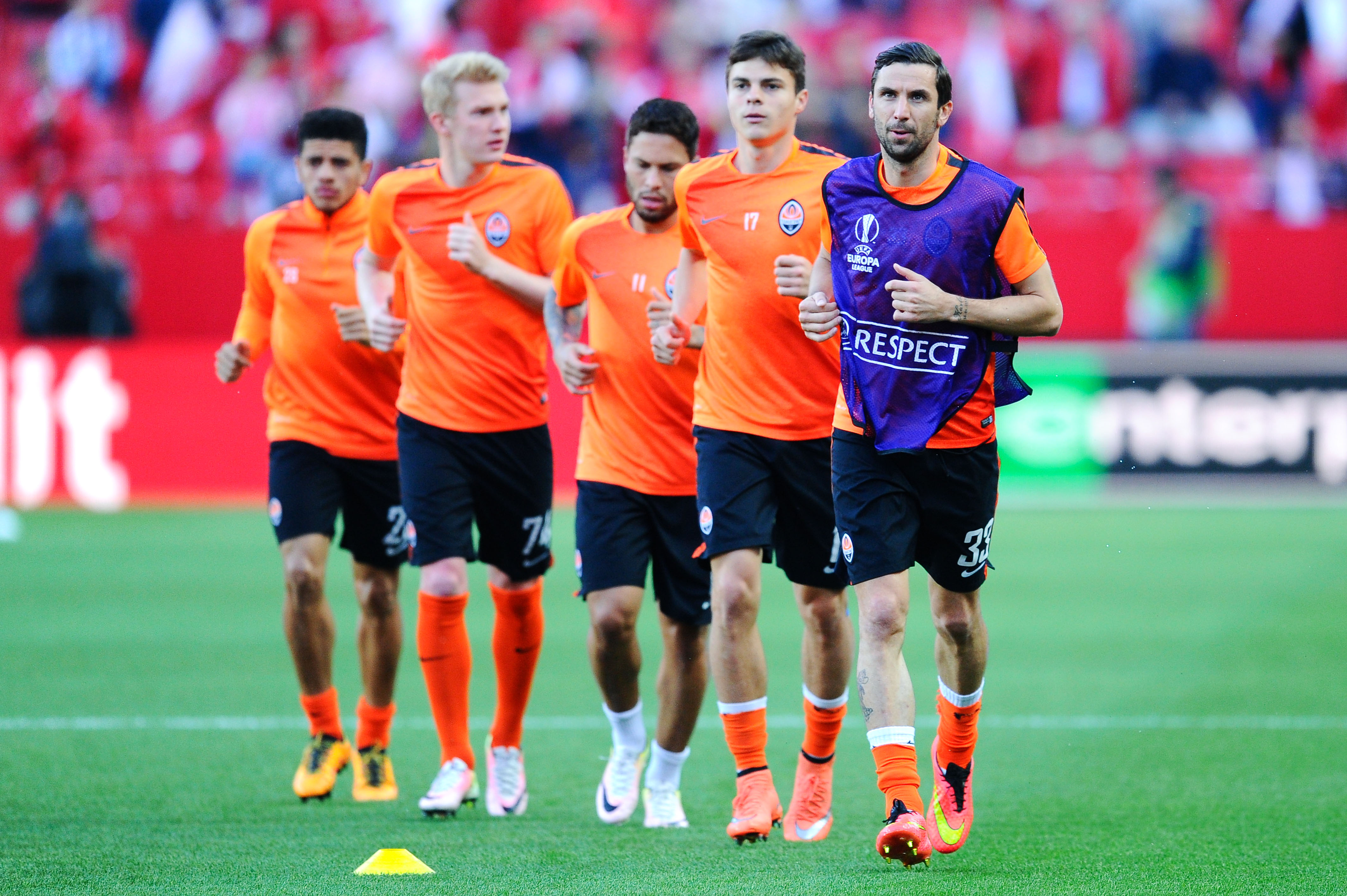 SEVILLE, SPAIN - MAY 05: Darijo Srna of FC Shakhtar Donetsk leads the group during the warm up before the kick off during the UEFA Europa League Semi Final second leg match between Sevilla and Shakhtar Donetsk at Estadio Ramon Sanchez-Pizjuan on May 05, 2016 in Seville, Spain. (Photo by David Ramos/Getty Images)