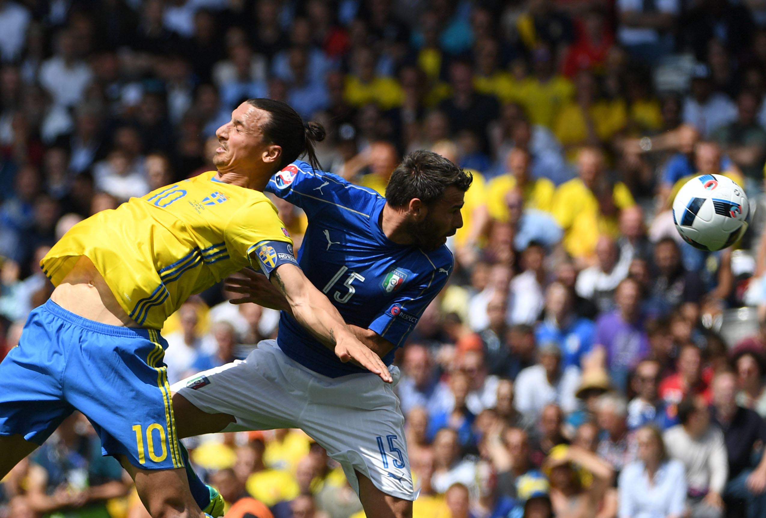 Sweden's forward Zlatan Ibrahimovic (L) vies with Italy's defender Andrea Barzagli during the Euro 2016 group E football match between Italy and Sweden at the Stadium Municipal in Toulouse on June 17, 2016. / AFP / PASCAL GUYOT (Photo credit should read PASCAL GUYOT/AFP/Getty Images)