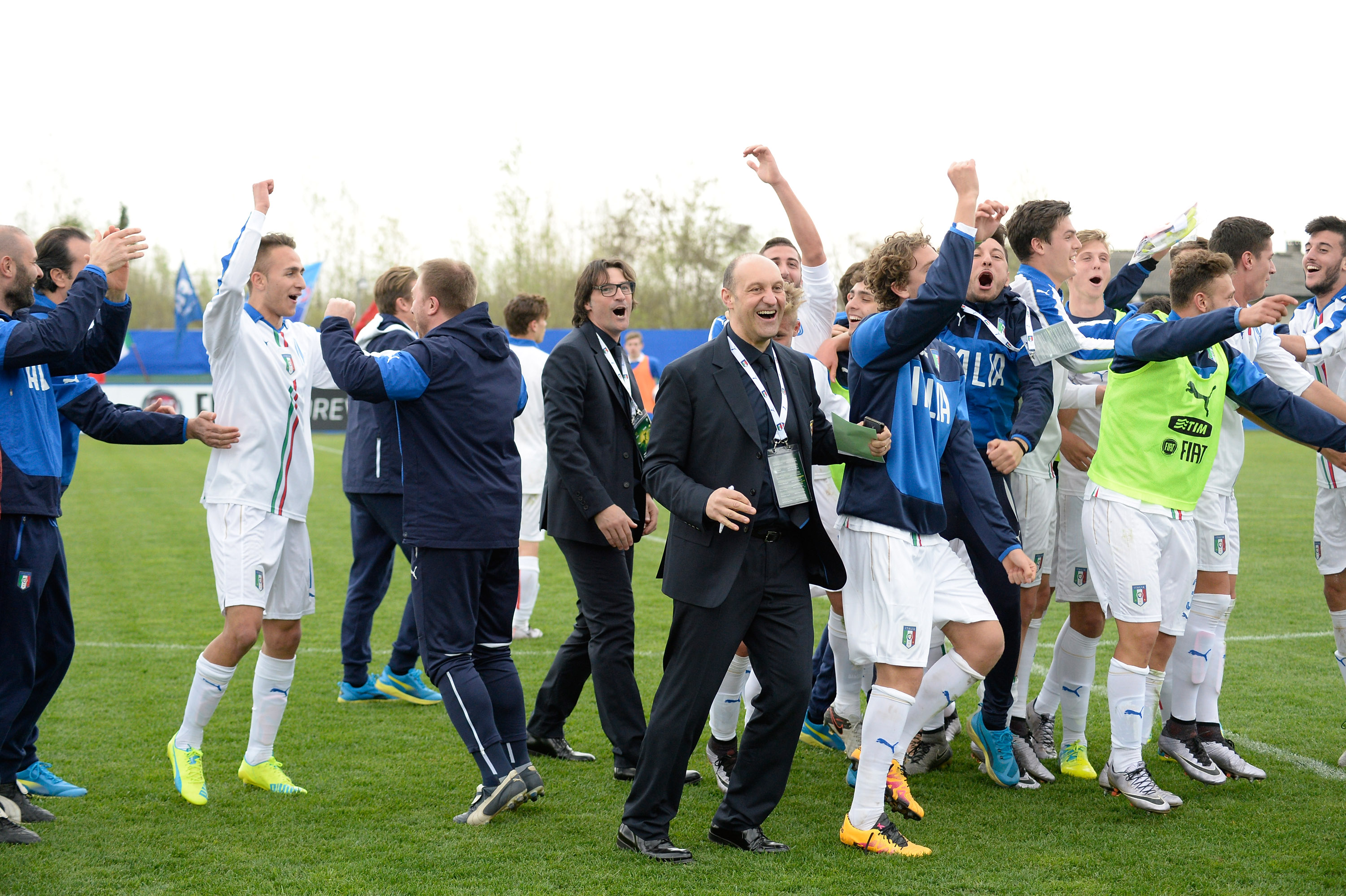 CALDOGNO, ITALY - MARCH 30: Italy U19 players celebrate after the UEFA European U19 Championship Elite Round match Italy and Turkey at Stadio Comunale on March 30, 2016 in Caldogno, Italy. (Photo by Dino Panato/Getty Images)