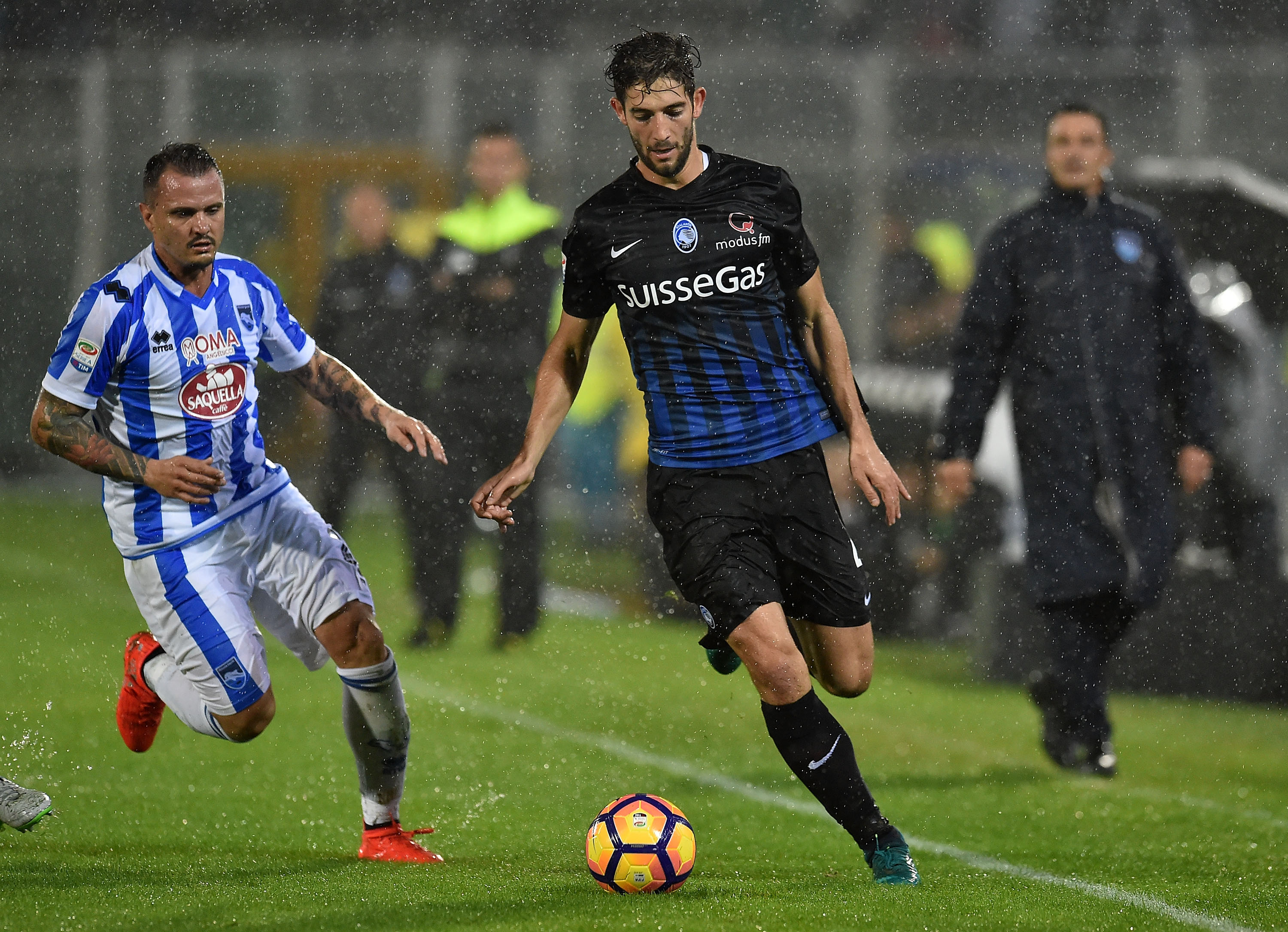 PESCARA, ITALY - OCTOBER 26: Simone Pepe of Pescara Calcio and Roberto Gagliardini of Atalanta BC in action during the Serie A match between Pescara Calcio and Atalanta BC at Adriatico Stadium on October 26, 2016 in Pescara, Italy. (Photo by Giuseppe Bellini/Getty Images)