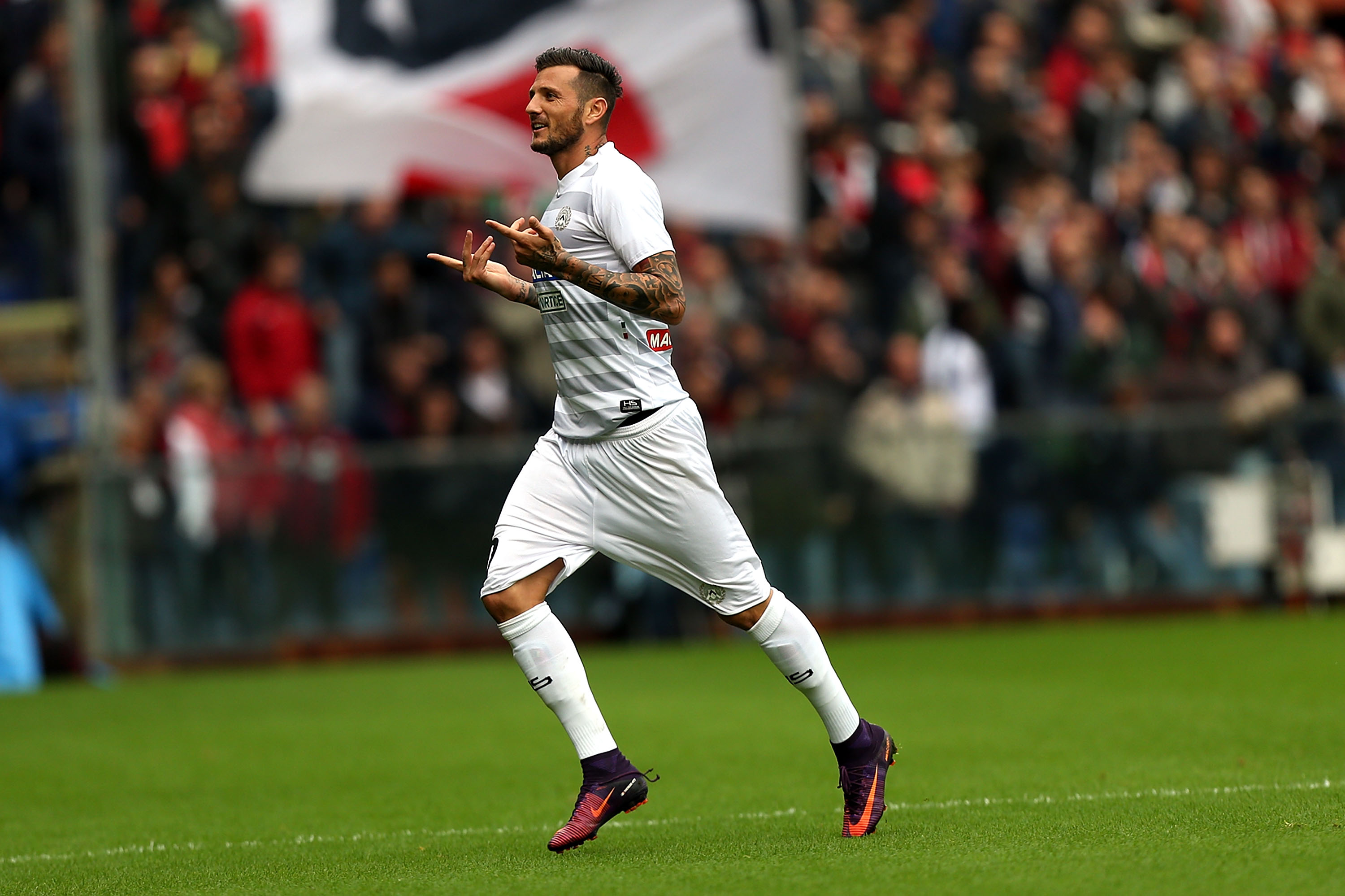 GENOA, ITALY - NOVEMBER 06: Cyril Thereau of Udinese Calcio celebrates after scoring a goal during the Serie A match between Genoa CFC and Udinese Calcio at Stadio Luigi Ferraris on November 6, 2016 in Genoa, Italy. (Photo by Gabriele Maltinti/Getty Images)