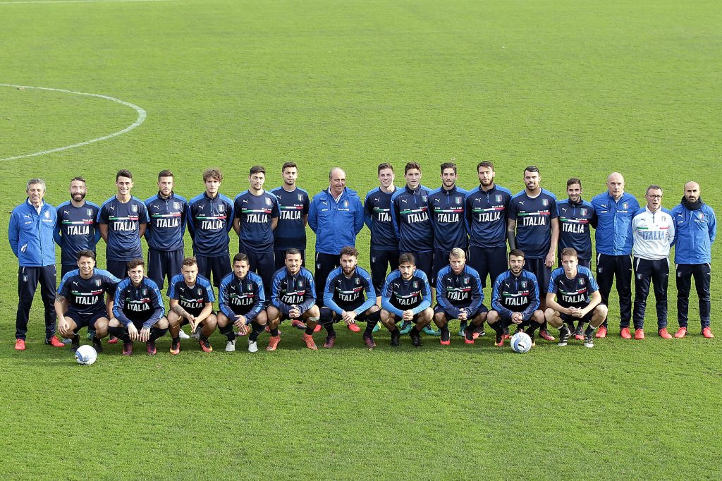 FLORENCE, ITALY - NOVEMBER 23: Giampiero Ventura manager of Italy (C) his staff and the players during the training session at Coverciano on November 23, 2016 in Florence, Italy. (Photo by Gabriele Maltinti/Getty Images)