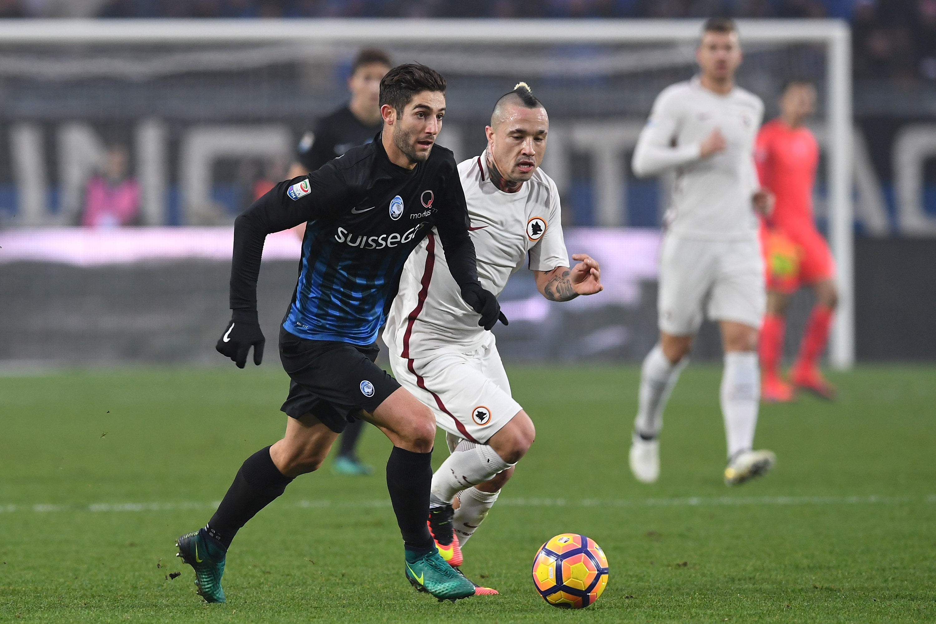 BERGAMO, ITALY - NOVEMBER 20: Roberto Gagliardini (L) of Atalanta BC in action against Radja Nainggolan of AS Roma during the Serie A match between Atalanta BC and AS Roma at Stadio Atleti Azzurri d'Italia on November 20, 2016 in Bergamo, Italy. (Photo by Valerio Pennicino/Getty Images)