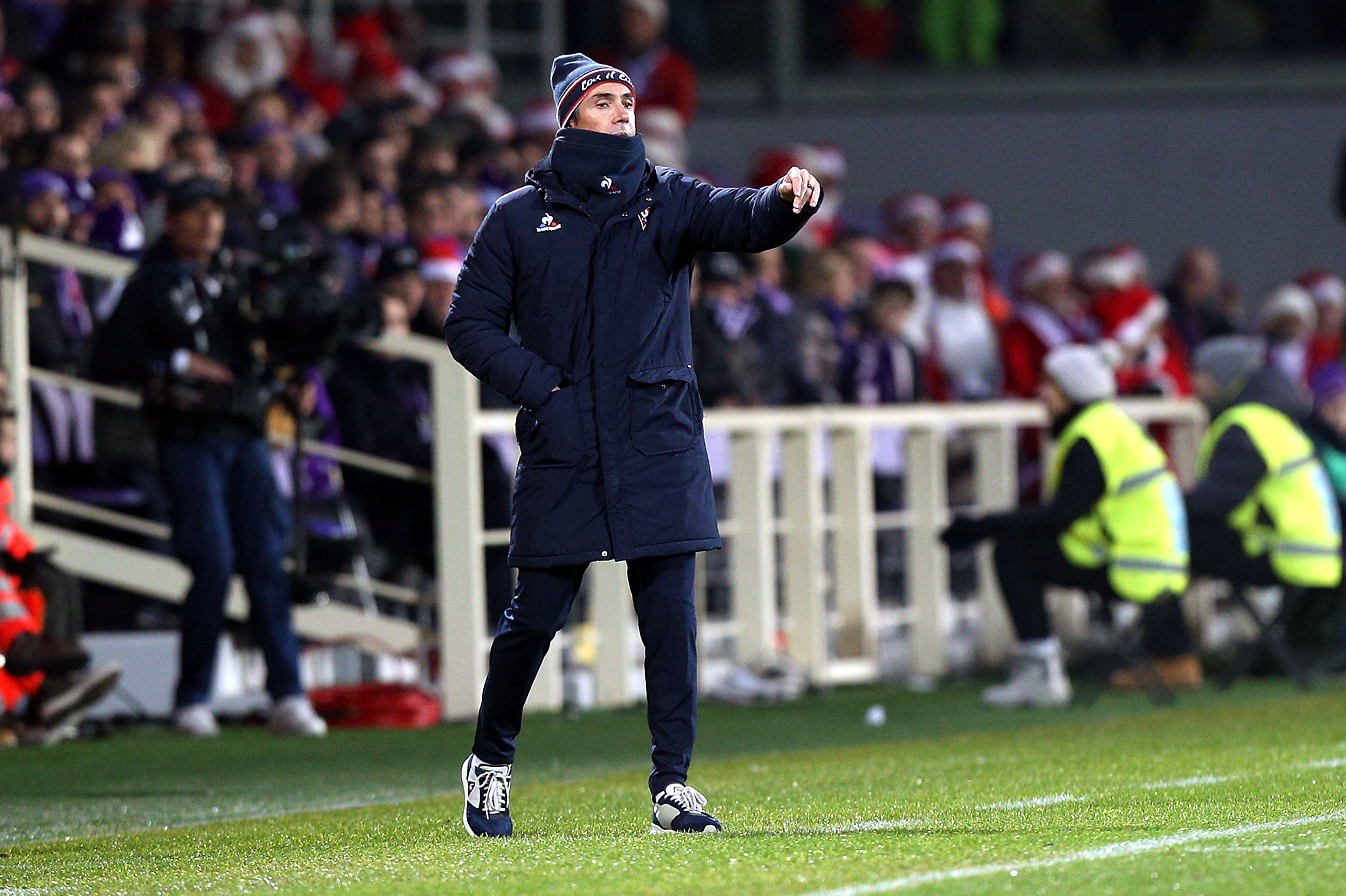 FLORENCE, ITALY - DECEMBER 22: Paulo Sousa manager of ACF Fiorentina shouts instructions to his players during the Serie A match between ACF Fiorentina and SSC Napoli at Stadio Artemio Franchi on December 22, 2016 in Florence, Italy. (Photo by Gabriele Maltinti/Getty Images)