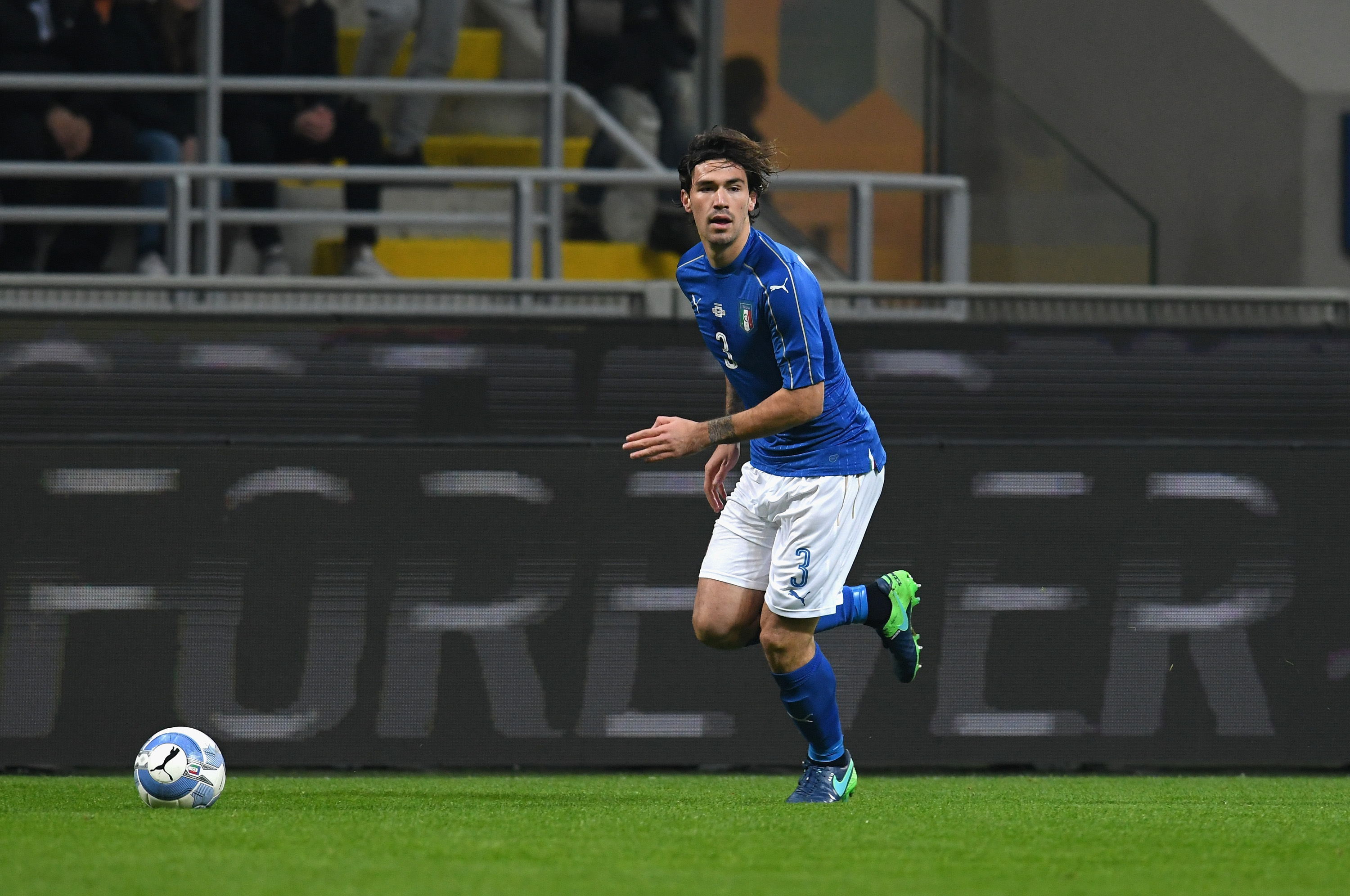 MILAN, ITALY - NOVEMBER 15: Alessio Romagnoli of Italy in action during the International Friendly Match between Italy and Germany at Giuseppe Meazza Stadium on November 15, 2016 in Milan, . (Photo by Claudio Villa/Getty Images)