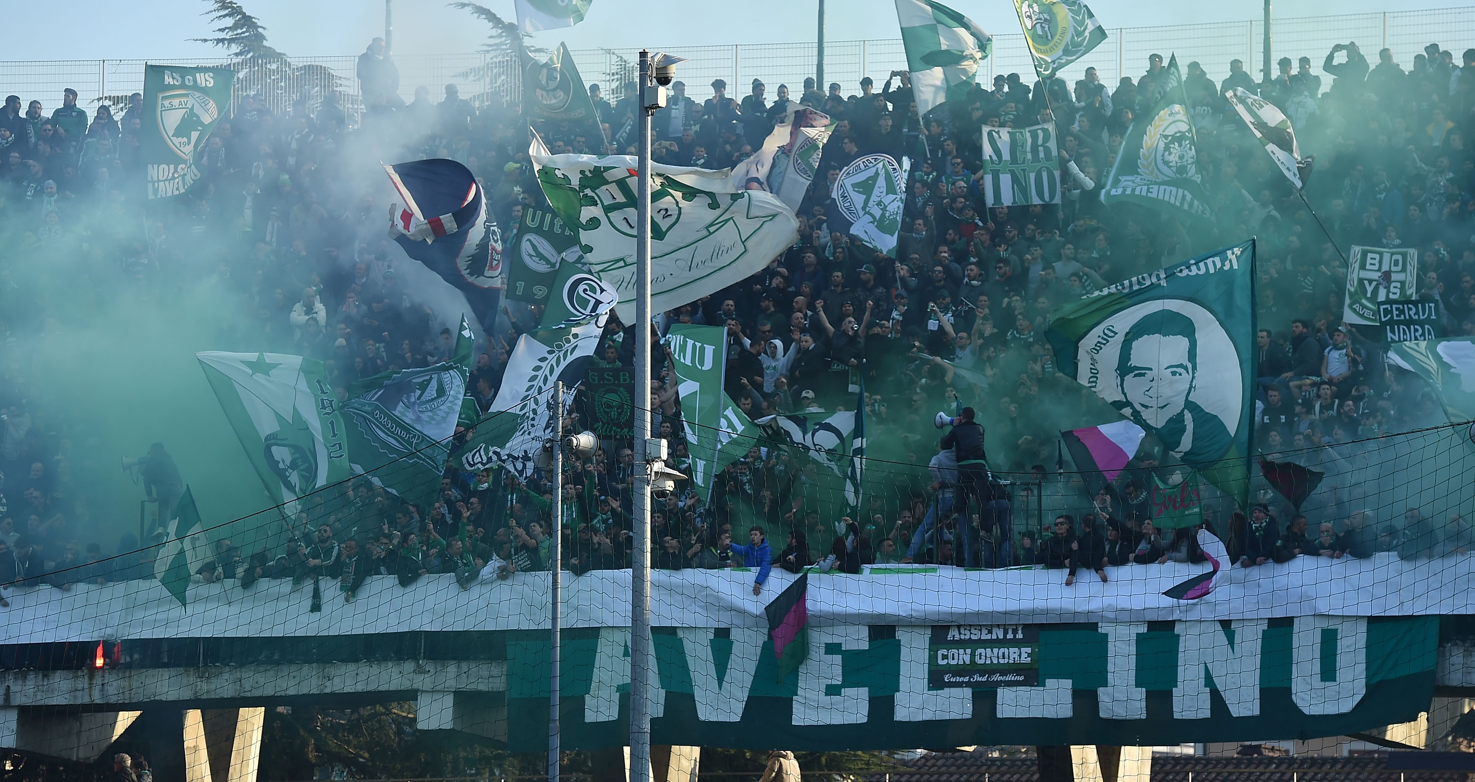 AVELLINO, ITALY - DECEMBER 10: Fans of US Avellino prior the Serie B match between US Avellino and Benevento Calcio at Stadio Partenio on December 10, 2016 in Avellino, Italy. (Photo by Giuseppe Bellini/Getty Images)