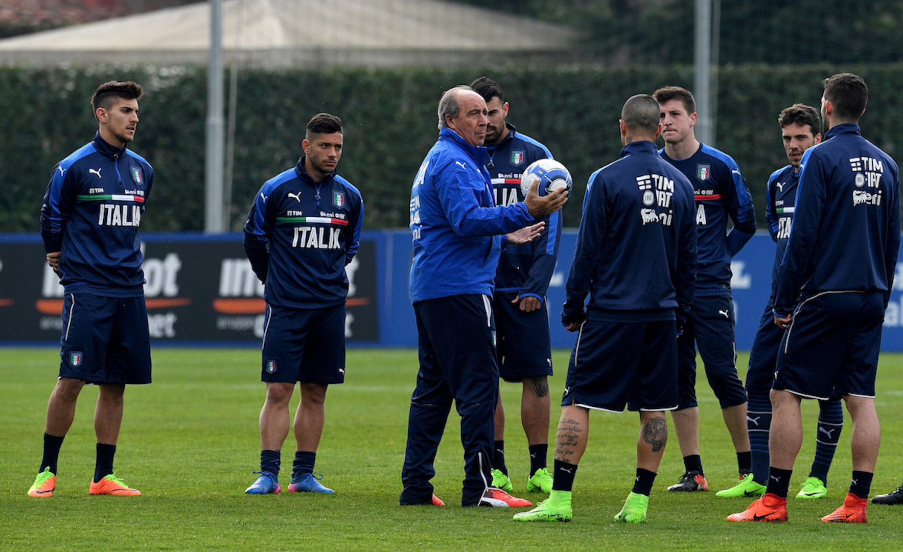 FLORENCE, ITALY - FEBRUARY 21: Italian national team head coach Giampiero Ventura (C) reacts during the training session at the club's training ground at Coverciano on February 21, 2017 in Florence, Italy. (Photo by Claudio Villa/Getty Images)