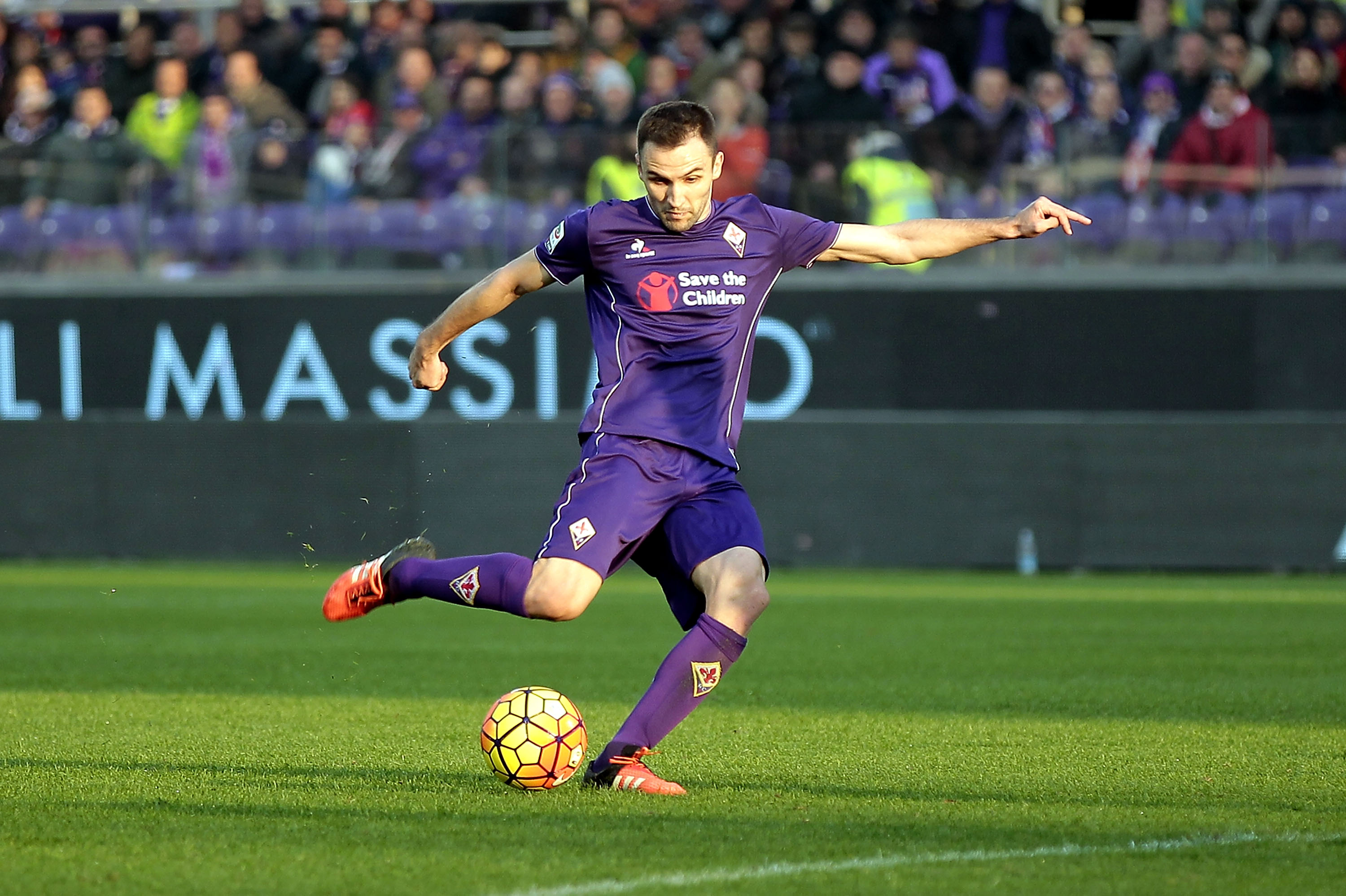 FLORENCE, ITALY - DECEMBER 06: Milan Badelj of ACF Fiorentina scores the opening goal during the Serie A match between ACF Fiorentina and Udinese Calcio at Stadio Artemio Franchi on December 6, 2015 in Florence, Italy. (Photo by Gabriele Maltinti/Getty Images)