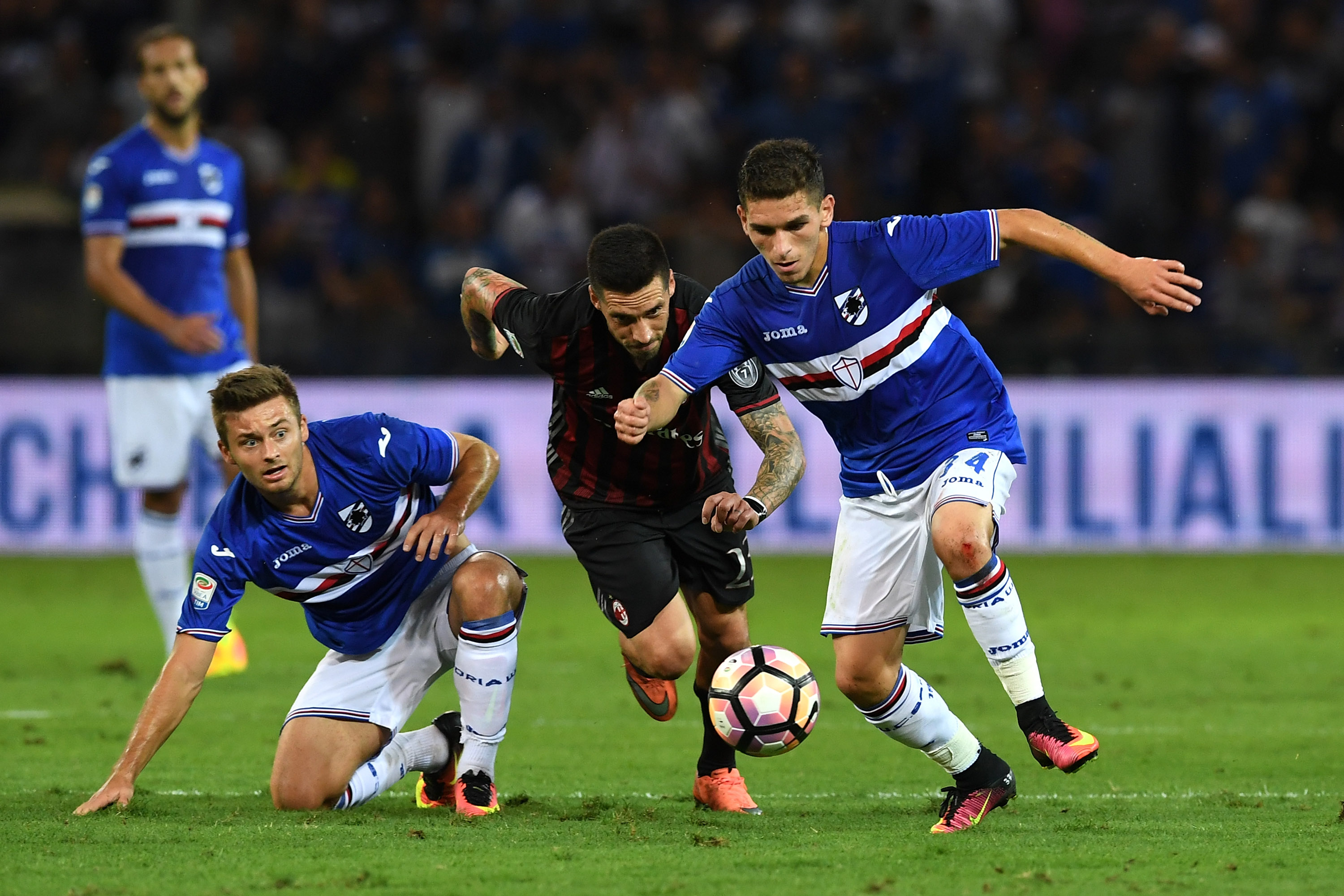 GENOA, ITALY - SEPTEMBER 16: Lucas Sebastian Torreira (R) of UC Sampdoria in action against Jose Sosa of AC Milan during the Serie A match between UC Sampdoria and AC Milan at Stadio Luigi Ferraris on September 16, 2016 in Genoa, Italy. (Photo by Valerio Pennicino/Getty Images)