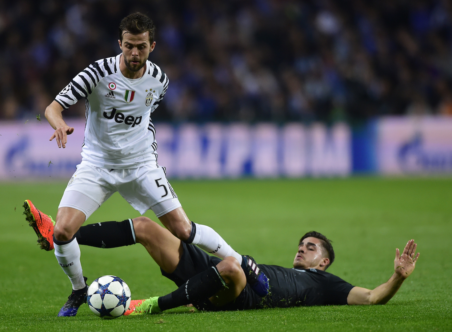 Juventus' Bosnian midfielder Miralem Pjanic (L) vies with Porto's forward Andre Silva during the UEFA Champions League round of 16 second leg football match FC Porto vs Juventus at the Dragao stadium in Porto on February 22, 2017. / AFP / MIGUEL RIOPA (Photo credit should read MIGUEL RIOPA/AFP/Getty Images)