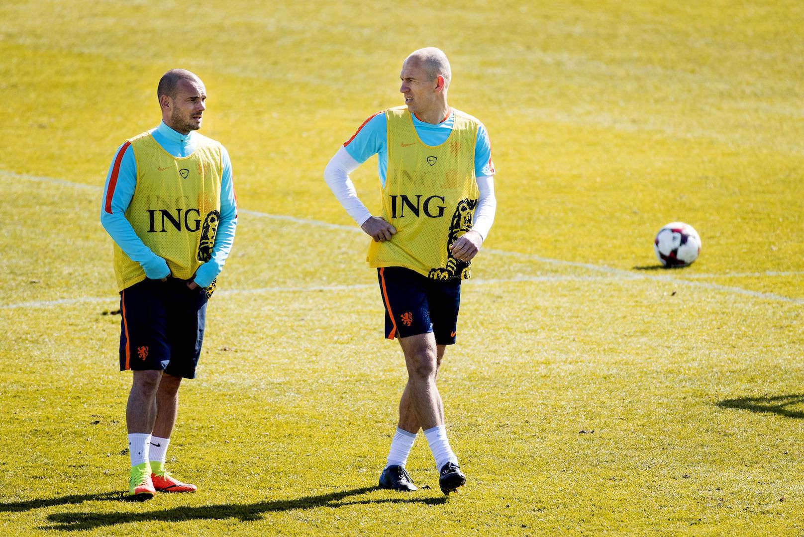 Netherlands' Arjen Robben (R) and Wesley Sneijder take part in a training session of the Dutch national football team on March 22, 2017 in Katwijk. The Netherlands will play against Bulgaria in a FIFA World Cup 2018 qualification match on March 25. / AFP PHOTO / ANP / Koen van Weel / Netherlands OUT (Photo credit should read KOEN VAN WEEL/AFP/Getty Images)